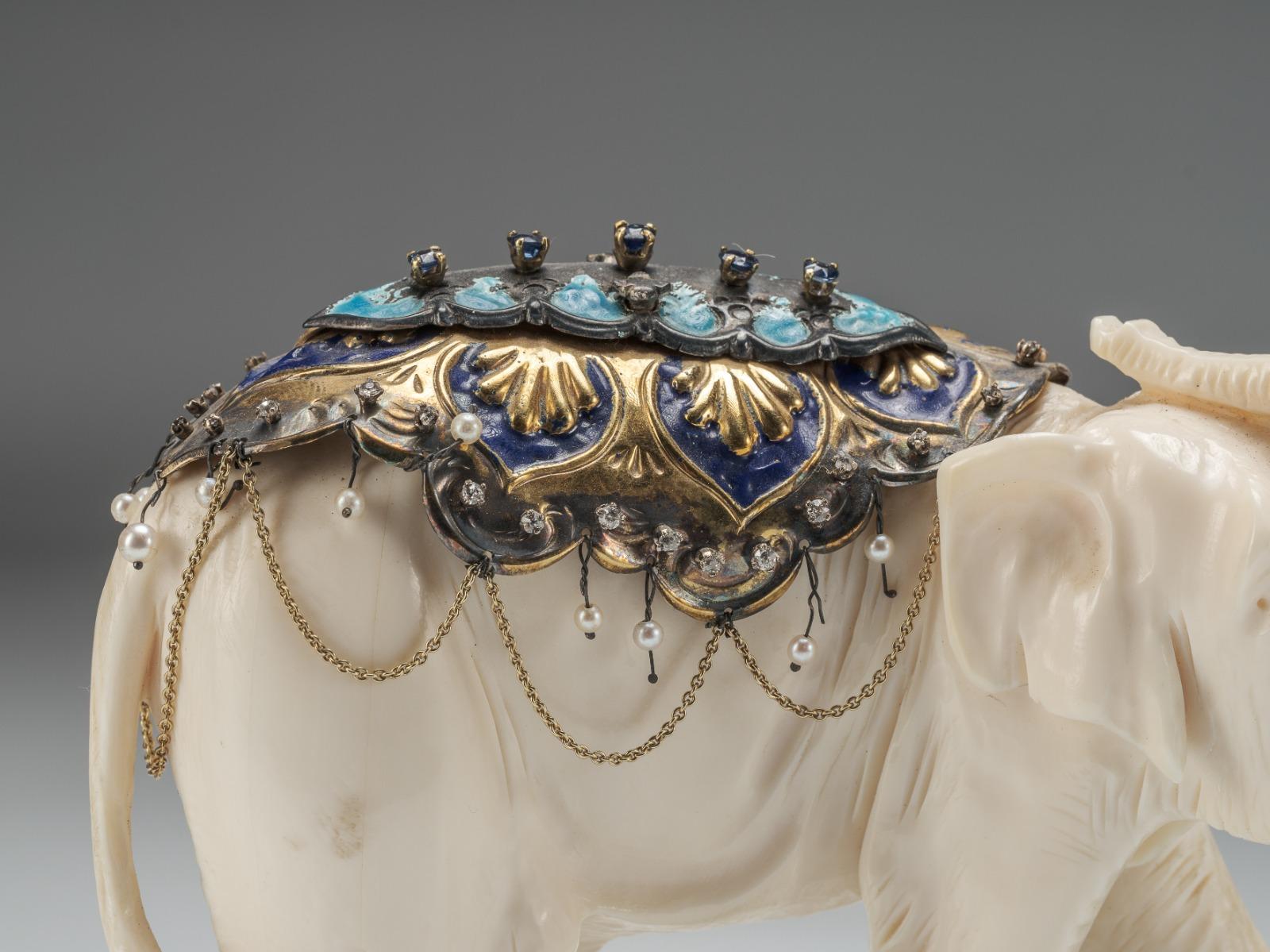 Objet exquis du 19e siècle provenant d'un cabinet de curiosités - Éléphant orné de bijoux
Importante sculpture d'éléphant finement sculptée, probablement réalisée en Allemagne au XIXe siècle, conçue comme un luxueux objet de virtuosité et une pièce