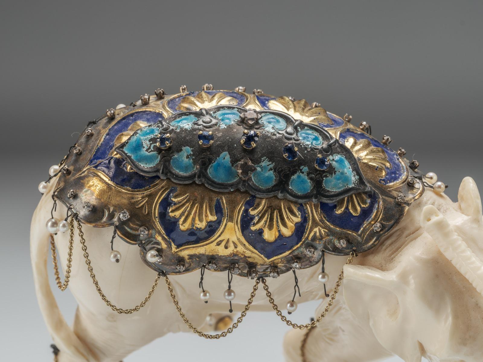 Allemand Objects for Jewells du 19e siècle - Éléphant orné de bijoux en vente