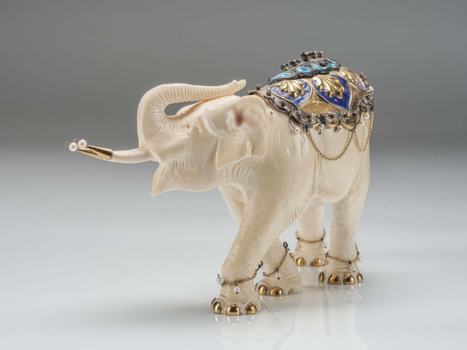 Matériaux organiques Objects for Jewells du 19e siècle - Éléphant orné de bijoux en vente