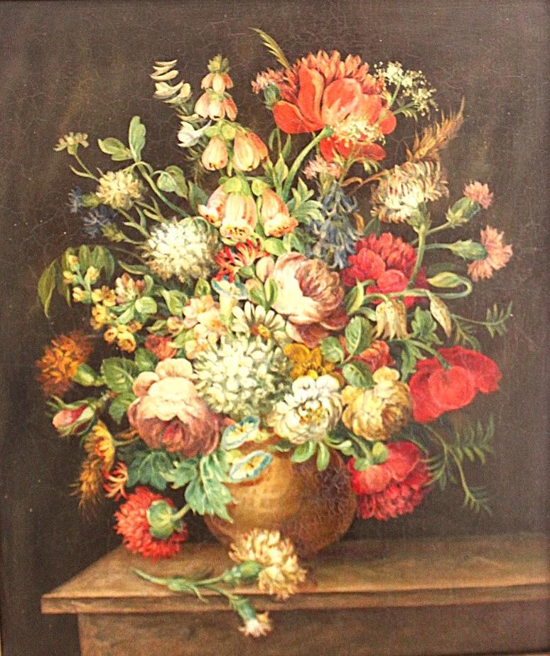 Ein fesselndes und fein ausgeführtes englisches Stillleben aus dem 19. Jahrhundert, in Öl auf Holzplatte gemalt, das einen üppigen Strauß gemischter Blumen in einer Terrakotta-Urne zeigt. Dieses hochdekorative Werk ist ein Meisterwerk des