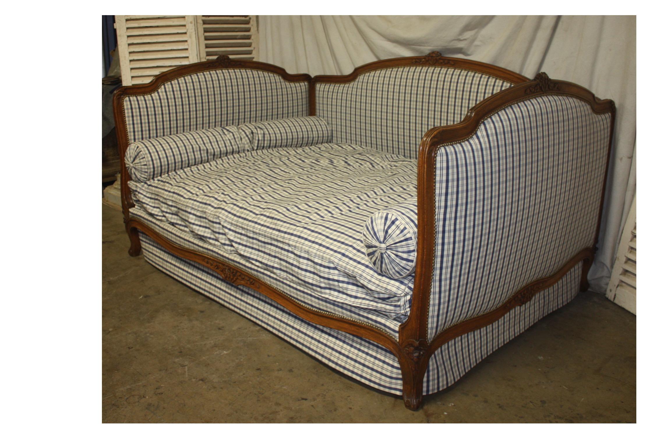 Exquisite 19th century French daybed, Louis XV style.
As the stairways of houses and apartments in France are narrow, they build furniture with the option of disassembling if needed for the transport.
This daybed can be taken apart:
- 3 boards
-