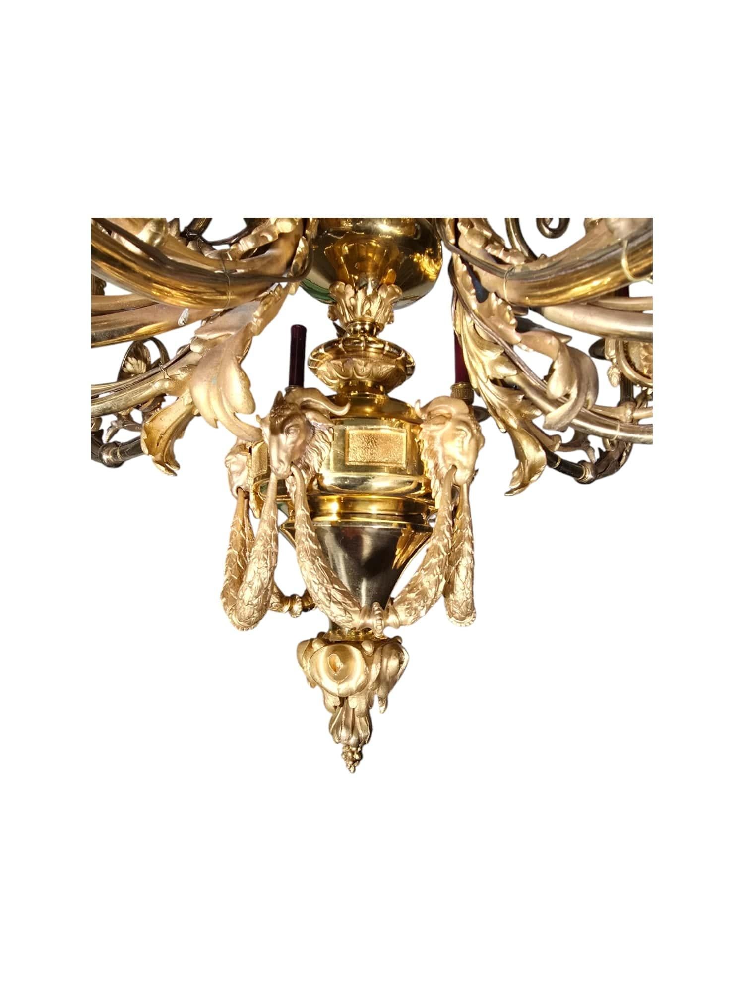 Lustre exquis en bronze doré français du XIXe siècle - 16 Lights en vente 10