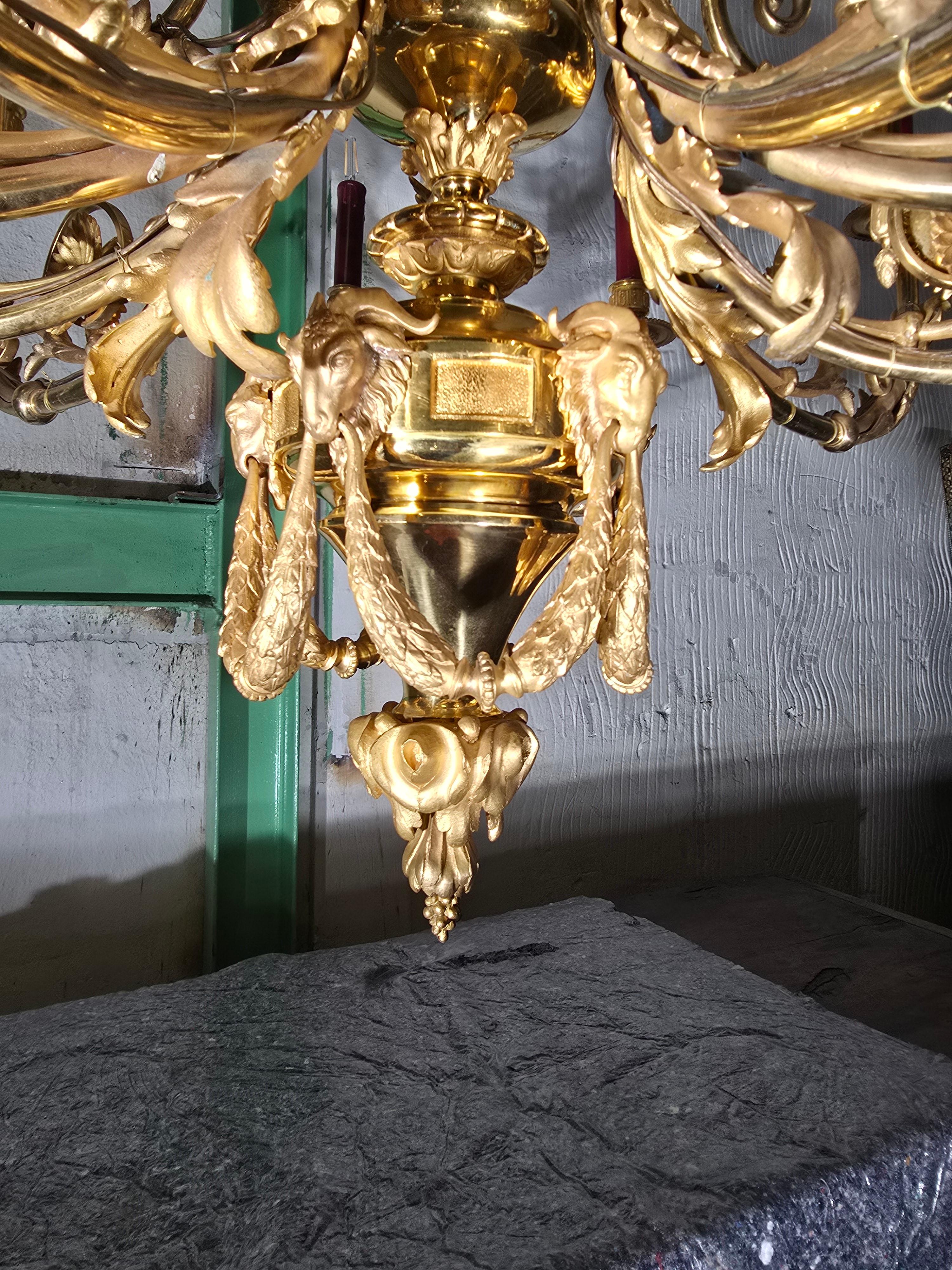 Exceptionnel lustre français du XIXe siècle en bronze doré, qui témoigne d'un art extraordinaire et d'une élégance intemporelle. Probablement l'œuvre d'un atelier renommé en raison de son artisanat supérieur et de ses détails complexes, ce lustre