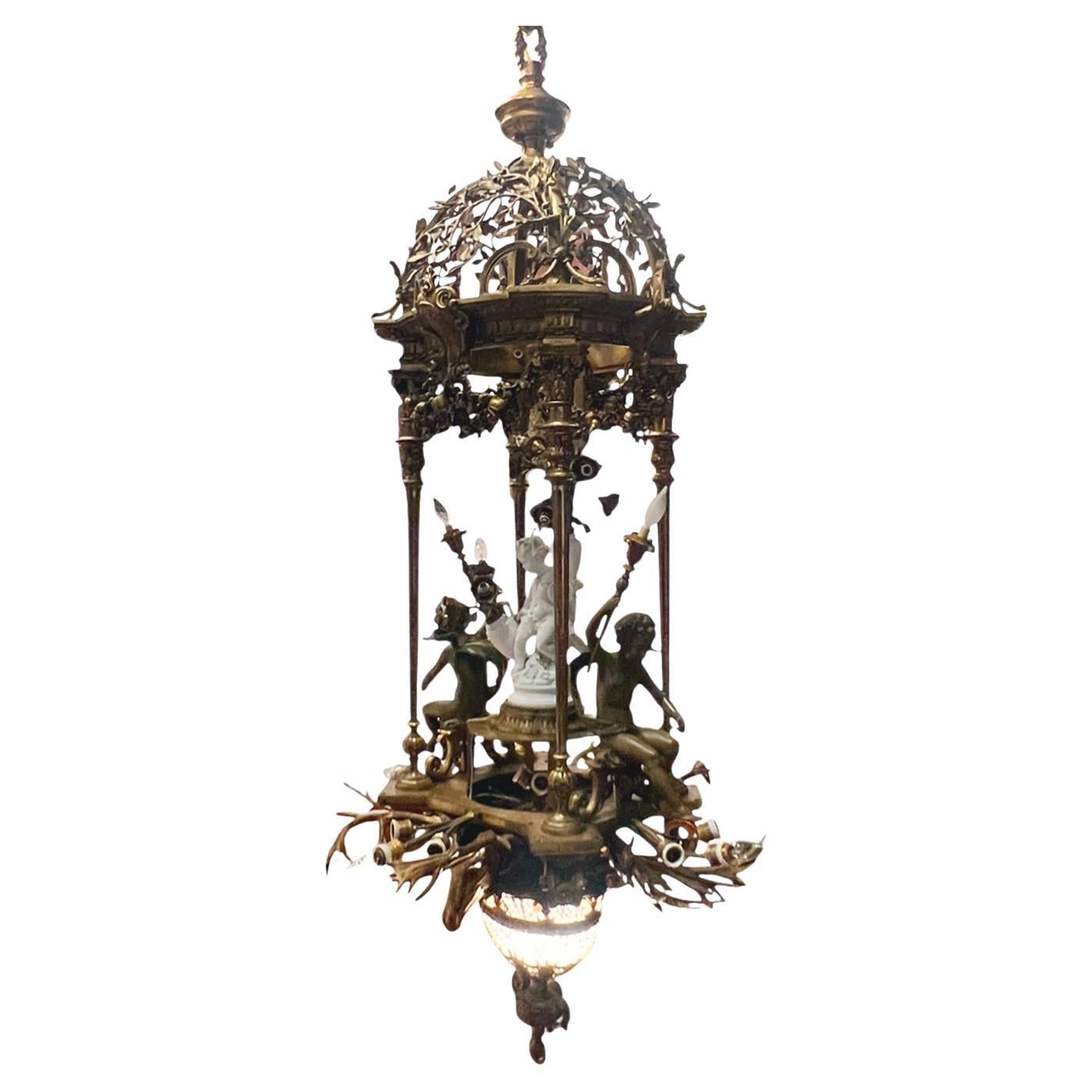 Squisito lampadario francese in bronzo dorato del XIX secolo con cherubino di bisquit in vendita