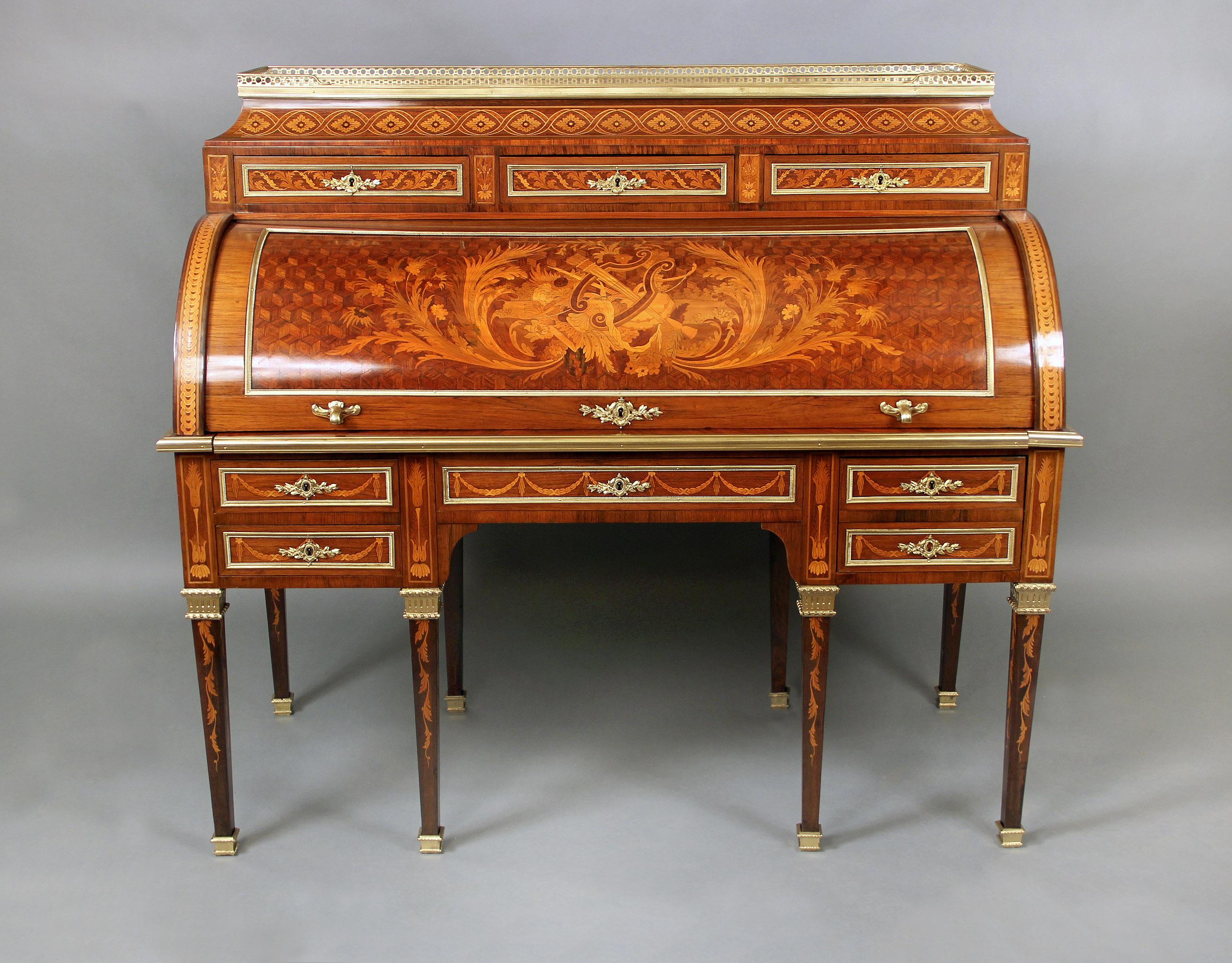 Exquis bureau à cylindre de la fin du 19e siècle de style Louis XVI en marqueterie et incrustation de bronze doré

Le plateau rectangulaire à gradins avec une galerie trois quarts percée au-dessus de trois petits tiroirs, le cylindre s'ouvrant pour
