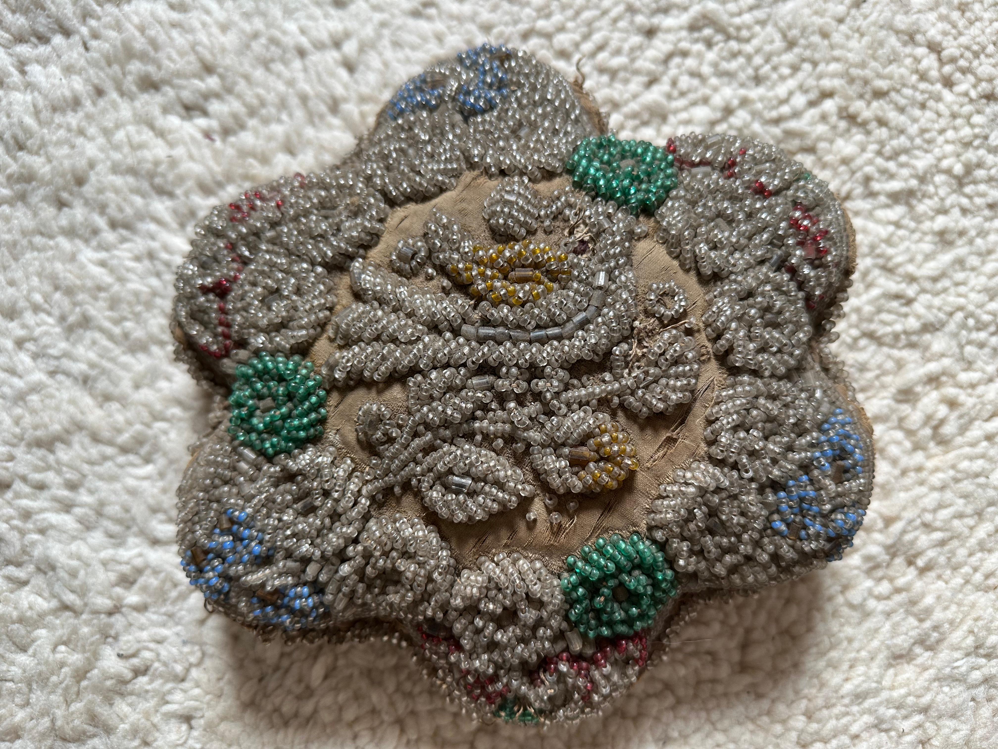Exquis coussin perlé Iroquois du 19e siècle, artisanat amérindien en vente 5