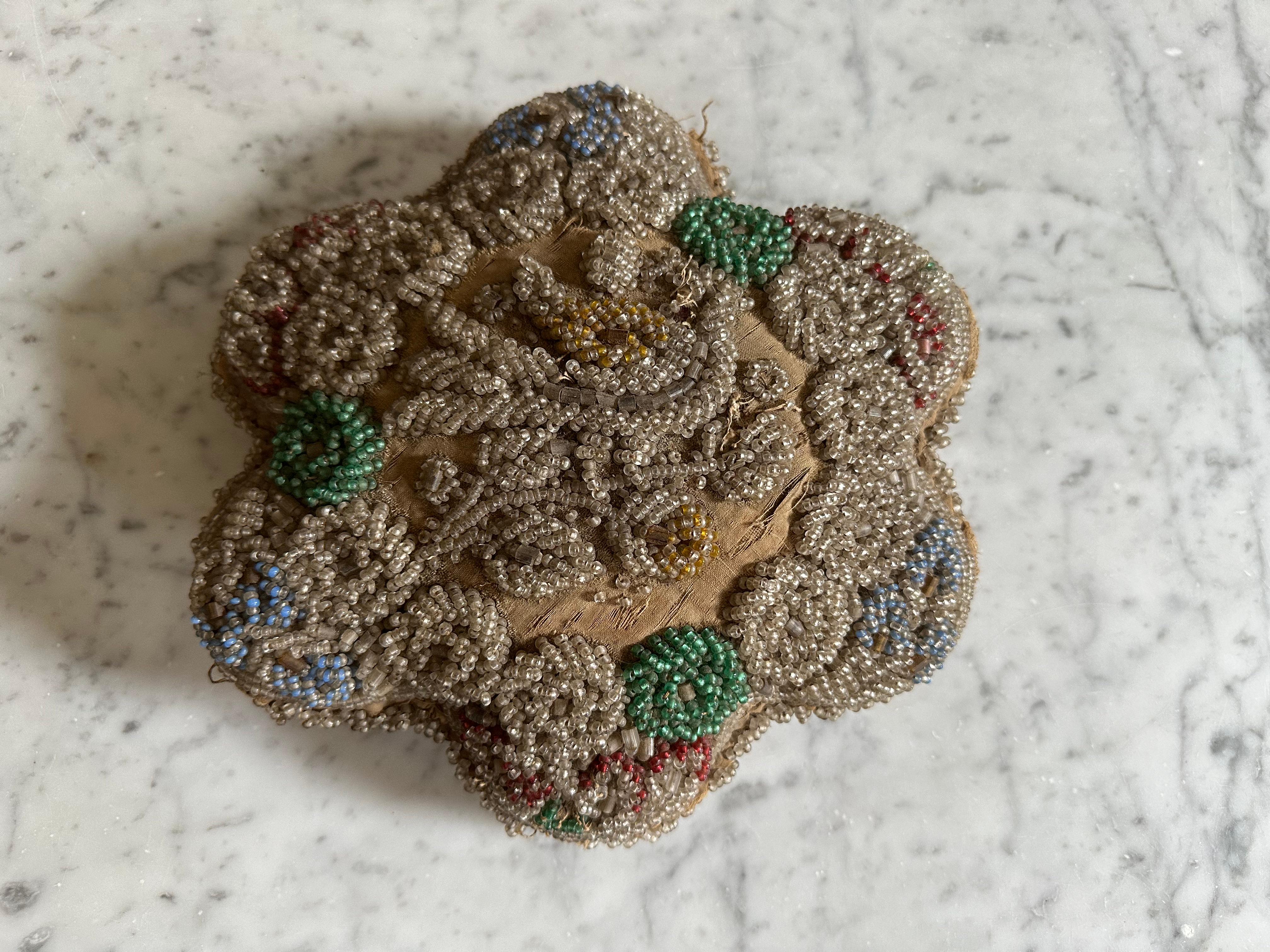 Plongez dans le riche héritage culturel des Iroquois avec ce superbe coussin perlé du XIXe siècle, remarquable exemple de l'art amérindien. Cette pièce exquise témoigne de l'habileté et du dévouement des artisans Iroquois, qui ont méticuleusement