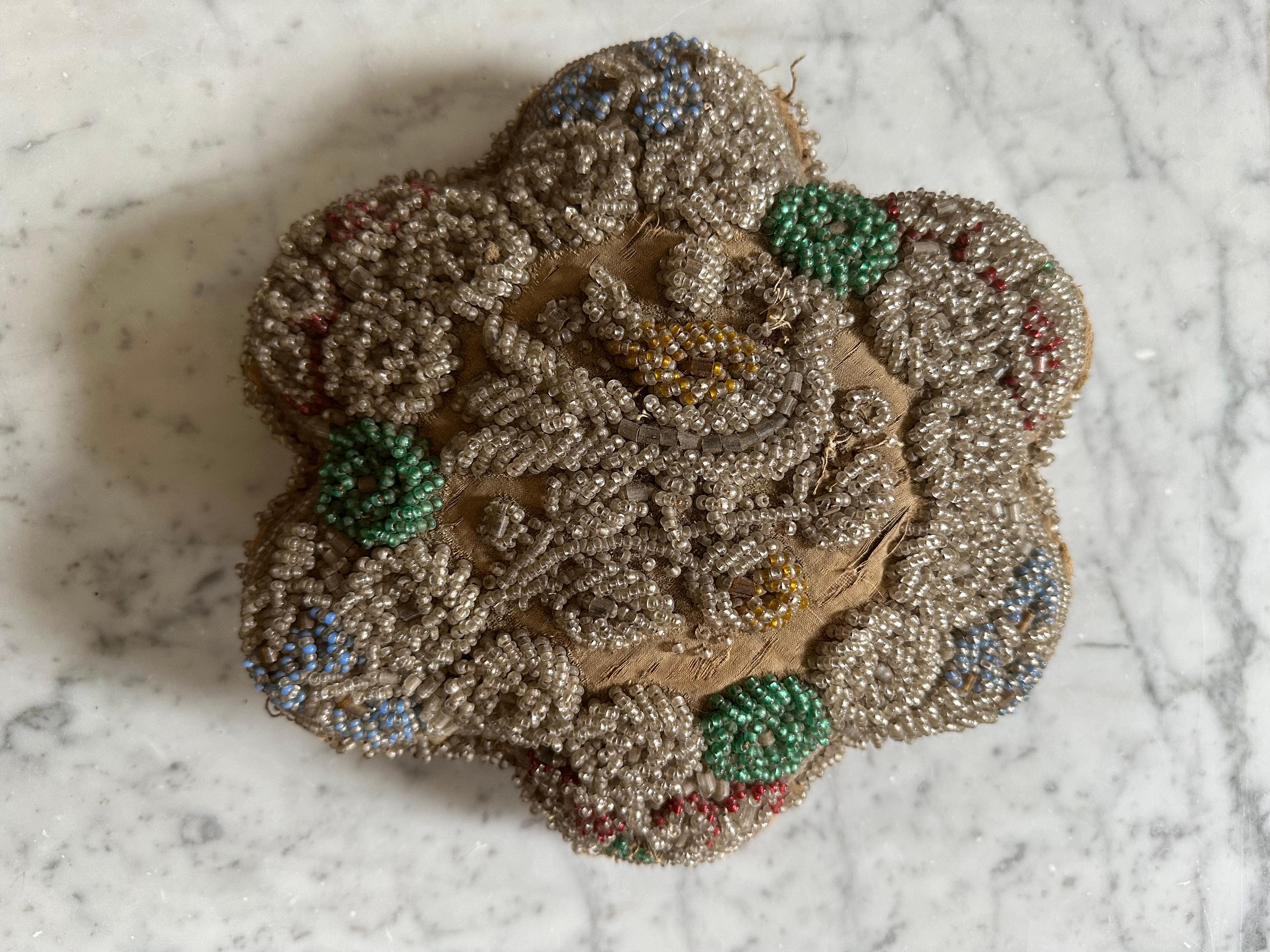 Victorien Exquis coussin perlé Iroquois du 19e siècle, artisanat amérindien en vente