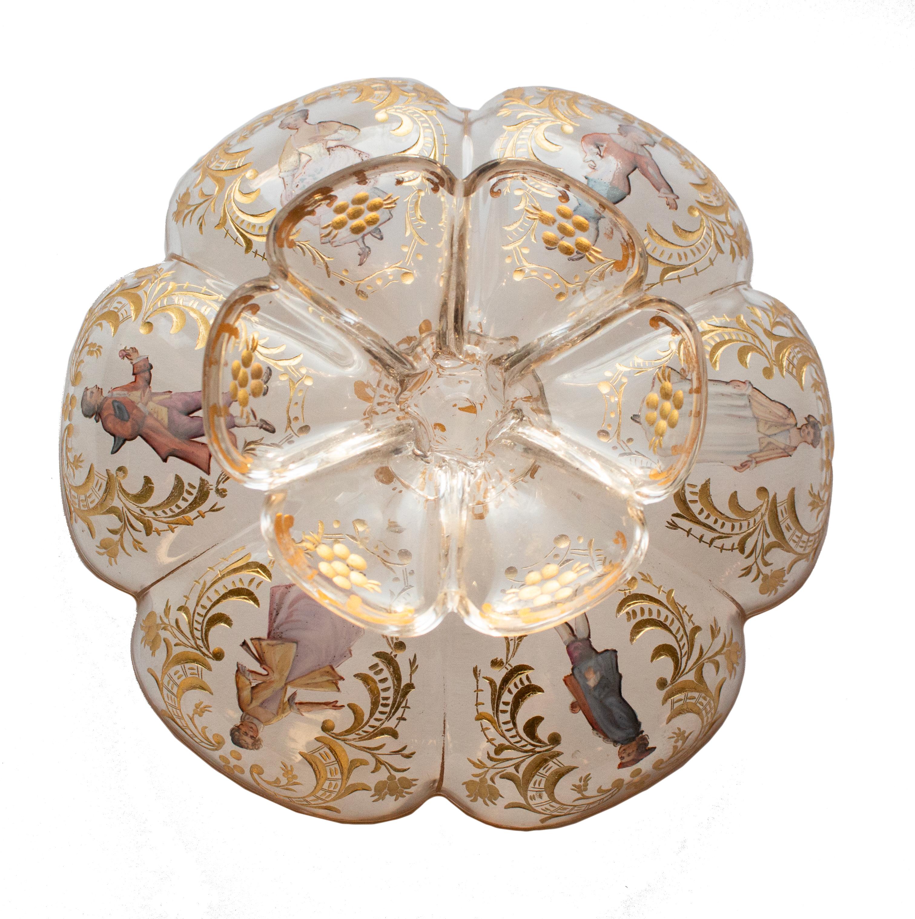 Un plato de postre exquisito y táctil de la Viena del siglo XIX, fabricado por J. & L. Lobmeyr. El intrincado diseño, pintado a mano, representa figuras románticas, vestidas con trajes de época que recuerdan a una novela de Emily Brontë. Enmarcada