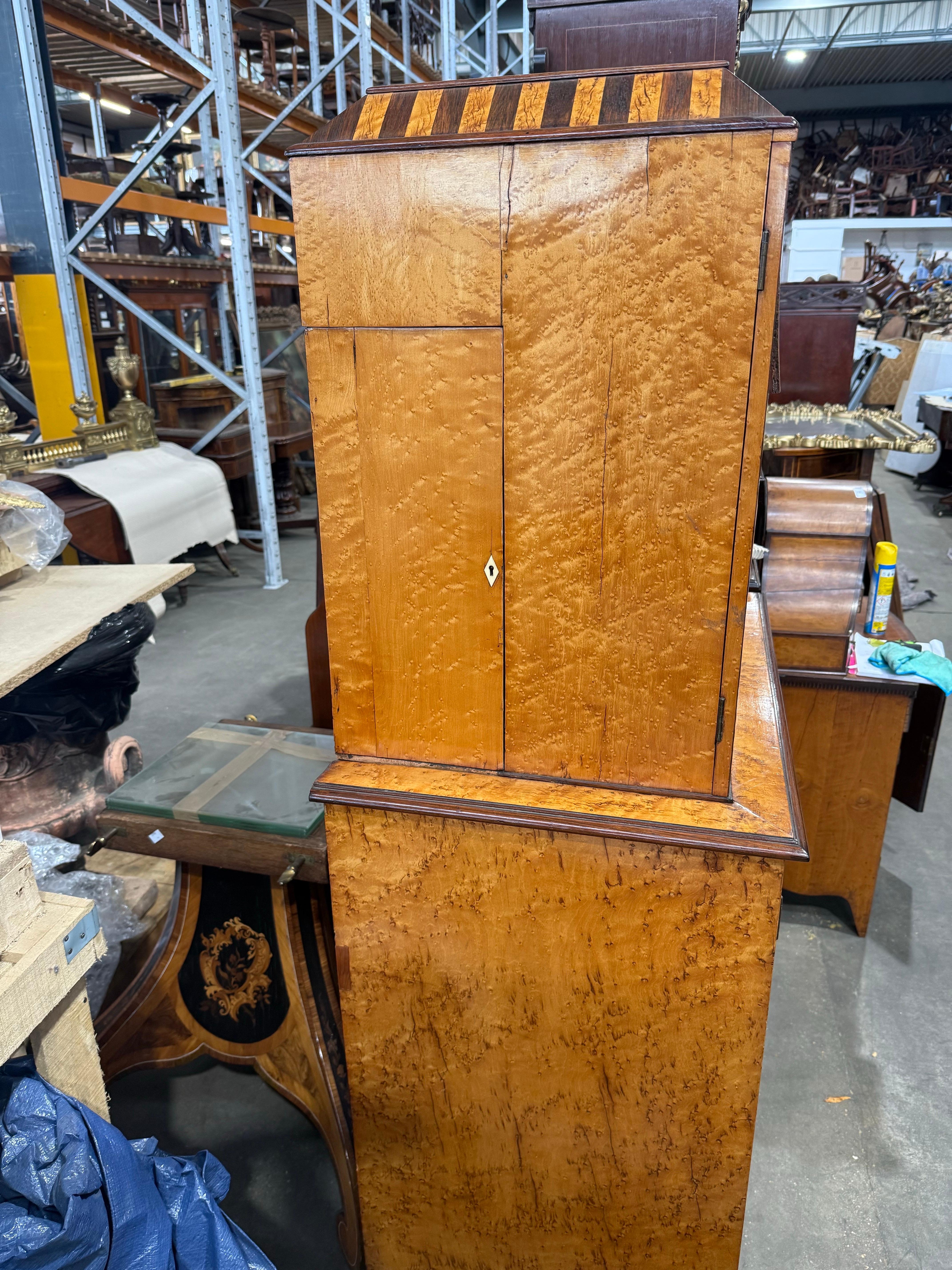 Squisito mobile da esposizione Biedermeier scandinavo del 19° secolo in betulla burlata in vendita 3