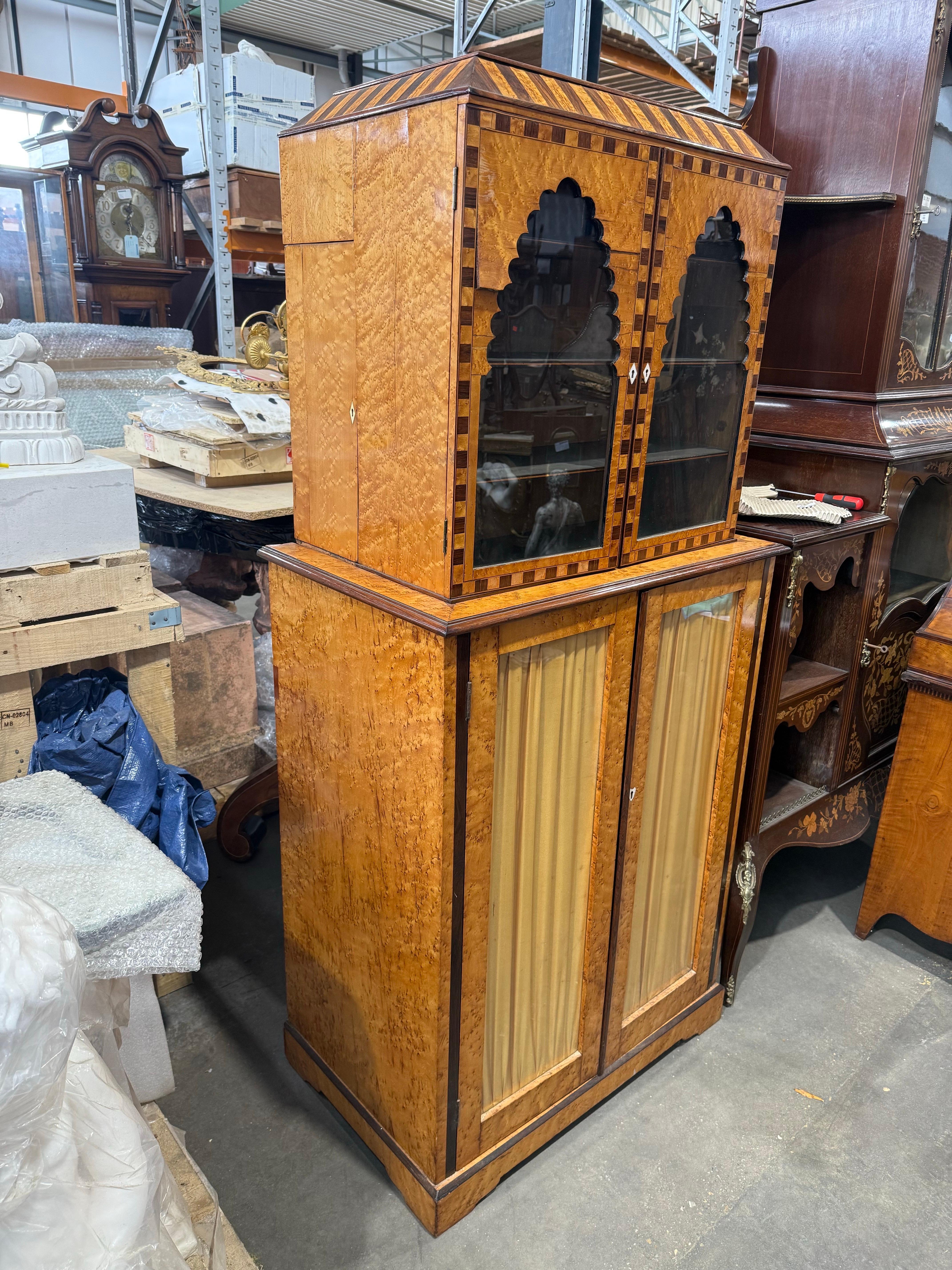 Squisito mobile da esposizione Biedermeier scandinavo del 19° secolo in betulla burlata in vendita 4