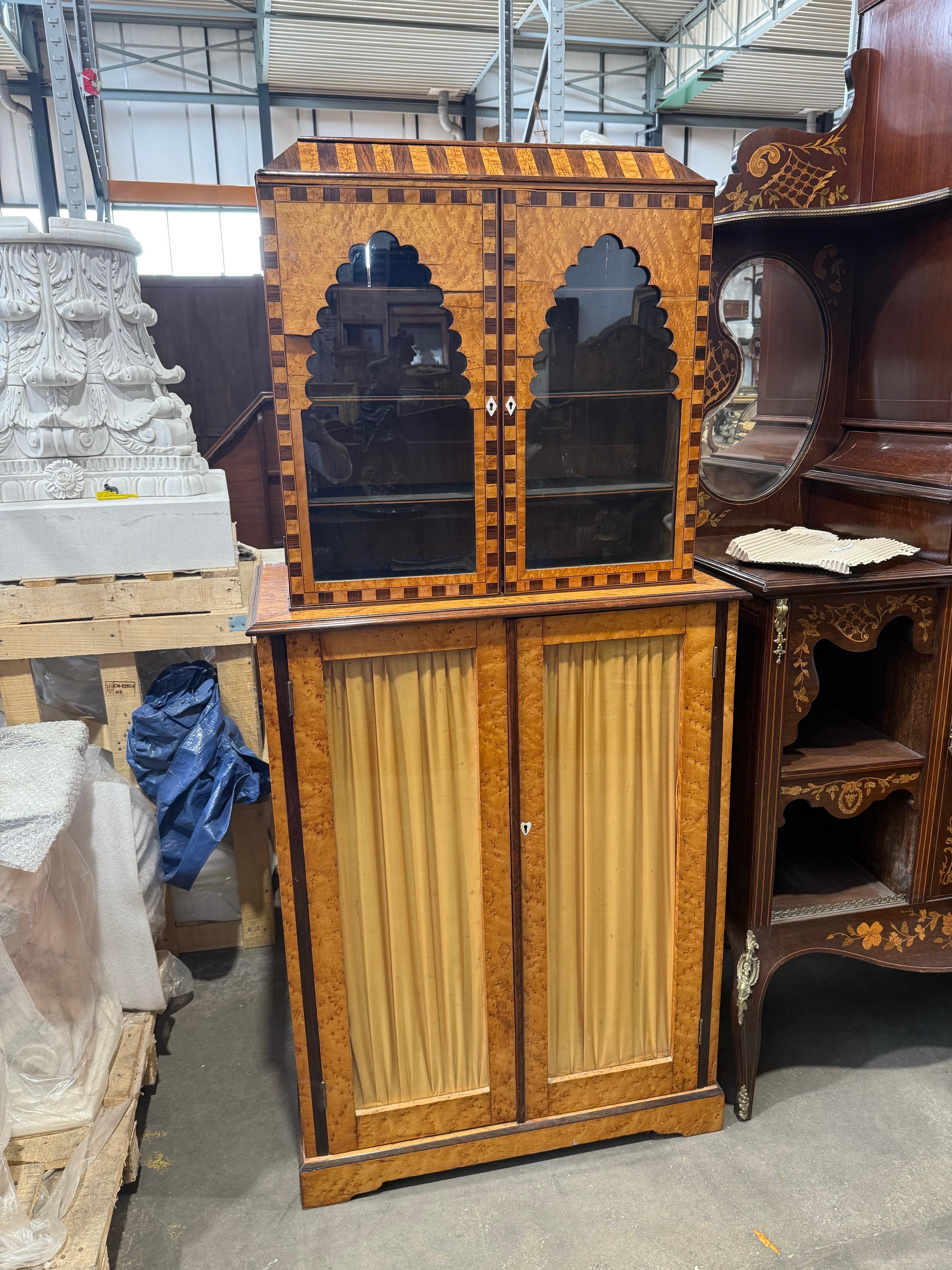 Europeo Squisito mobile da esposizione Biedermeier scandinavo del 19° secolo in betulla burlata in vendita