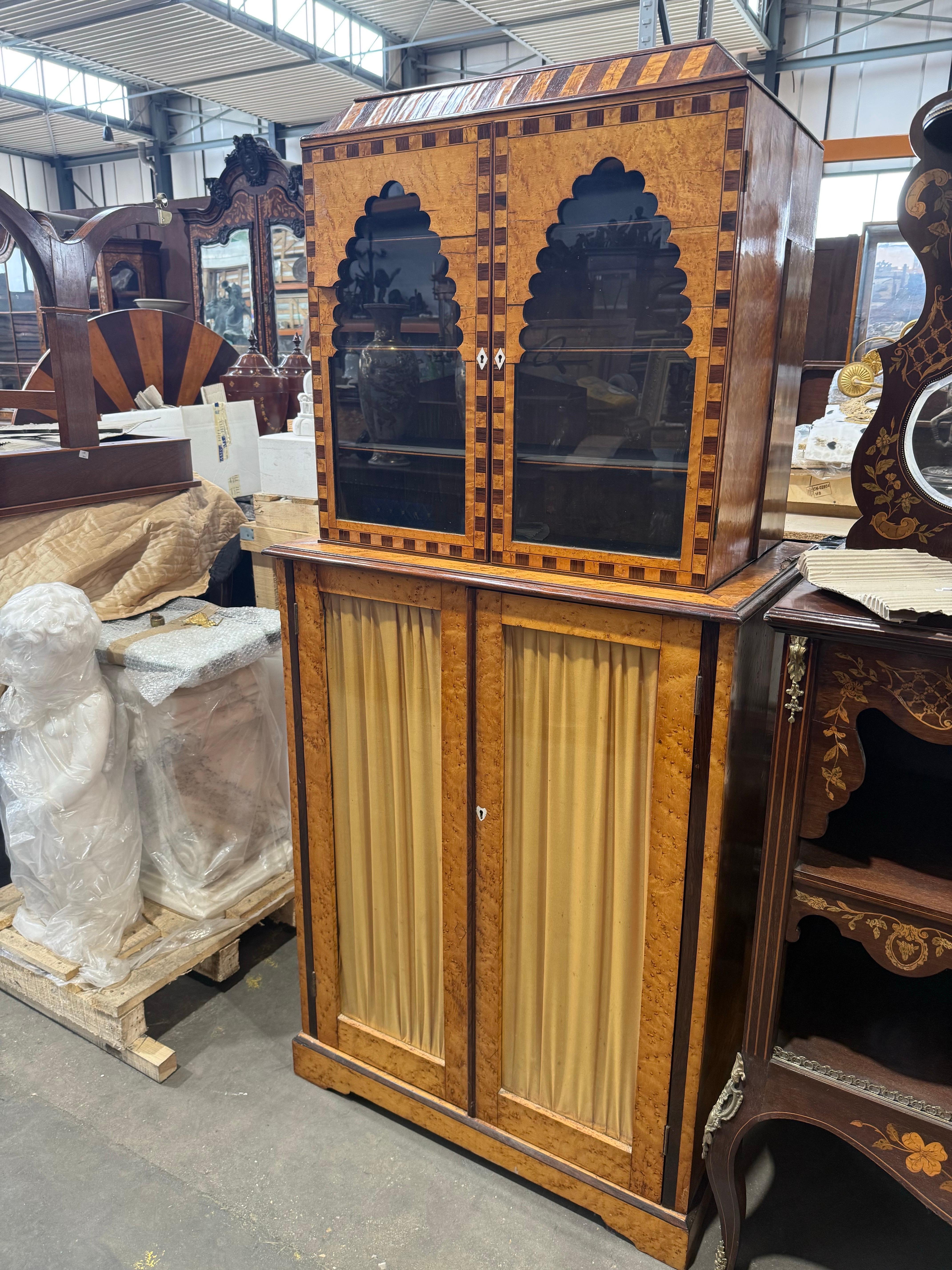 Intagliato a mano Squisito mobile da esposizione Biedermeier scandinavo del 19° secolo in betulla burlata in vendita