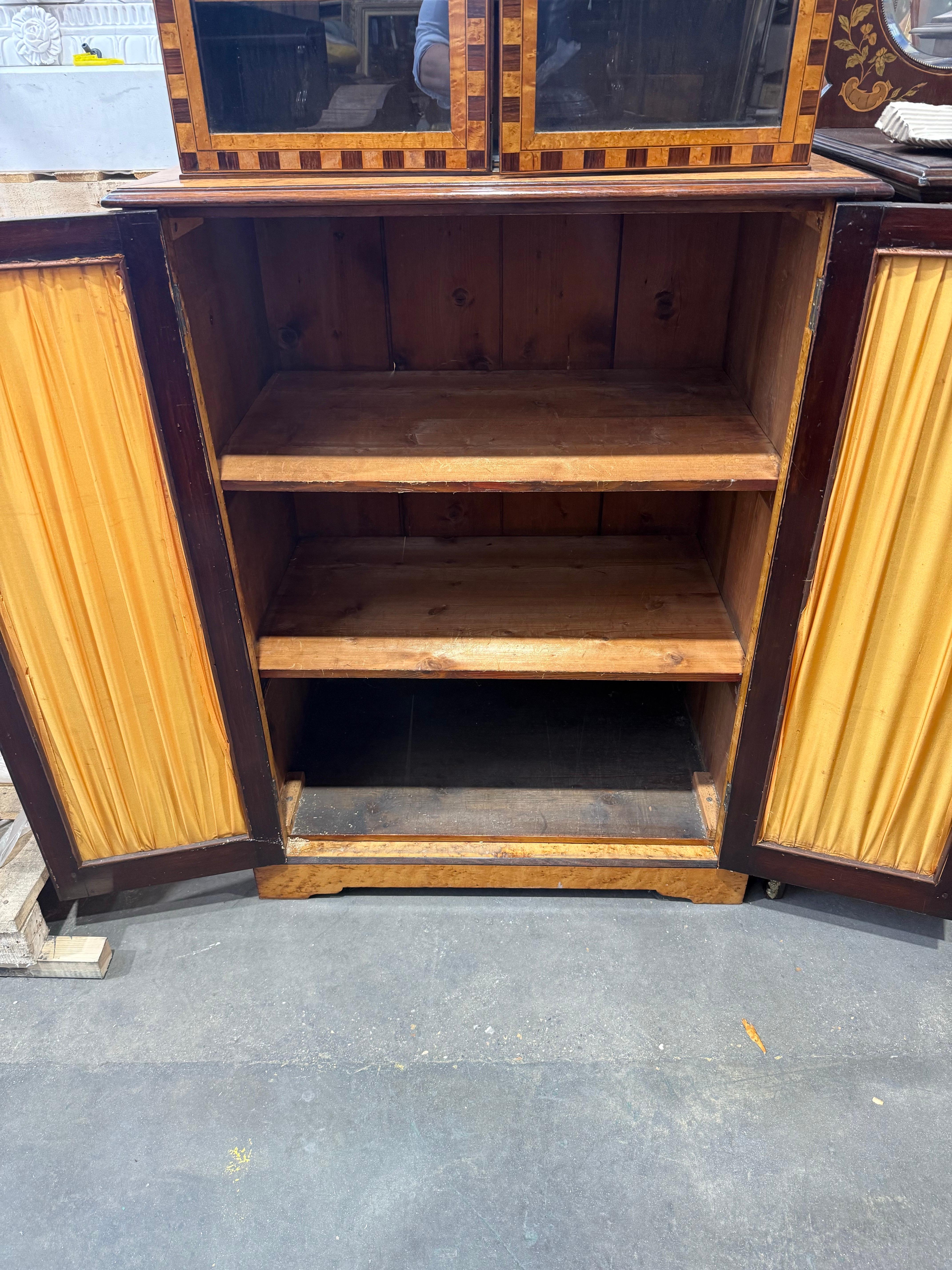 Squisito mobile da esposizione Biedermeier scandinavo del 19° secolo in betulla burlata In condizioni buone in vendita a Southall, GB