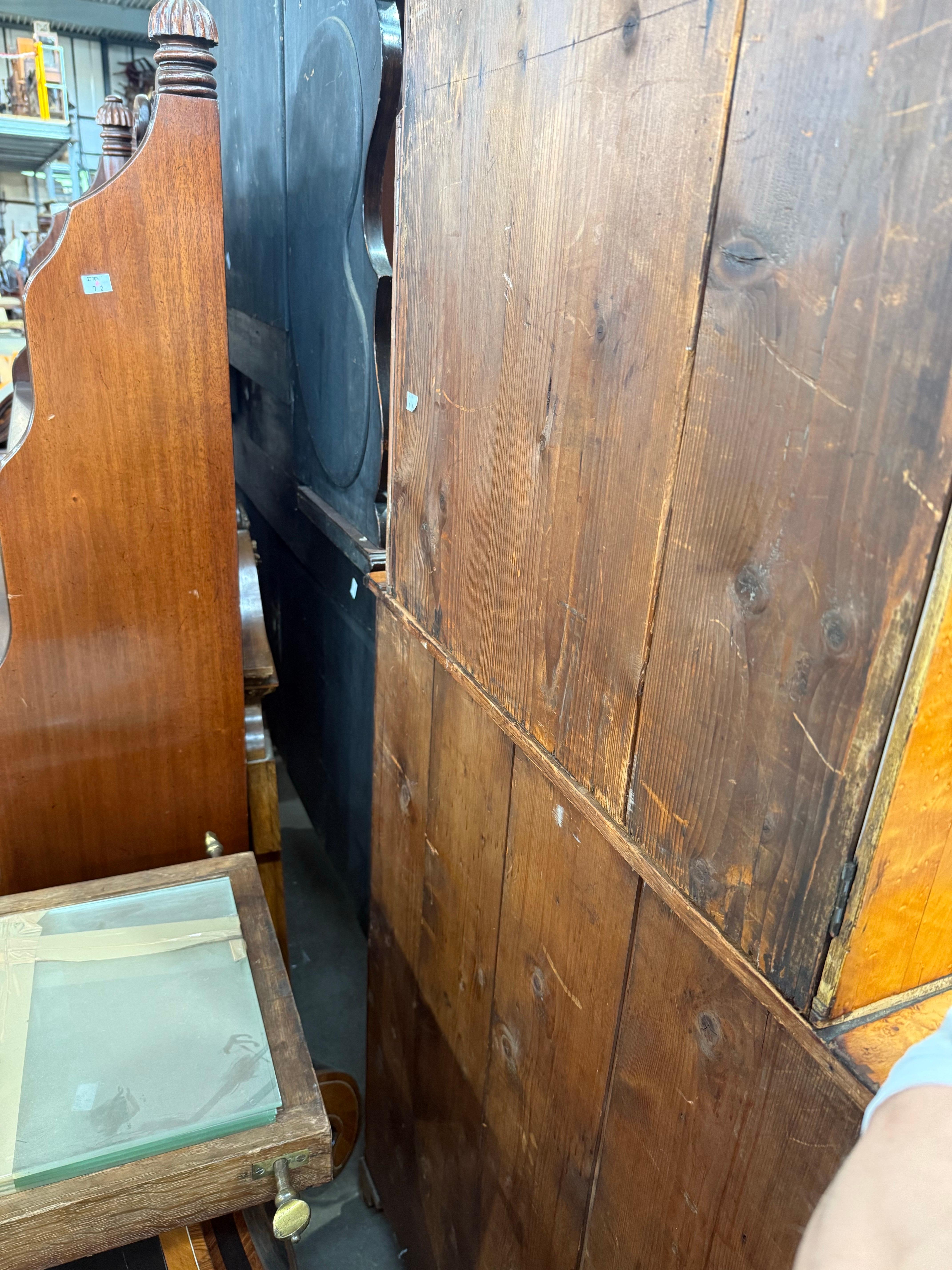 Squisito mobile da esposizione Biedermeier scandinavo del 19° secolo in betulla burlata in vendita 1