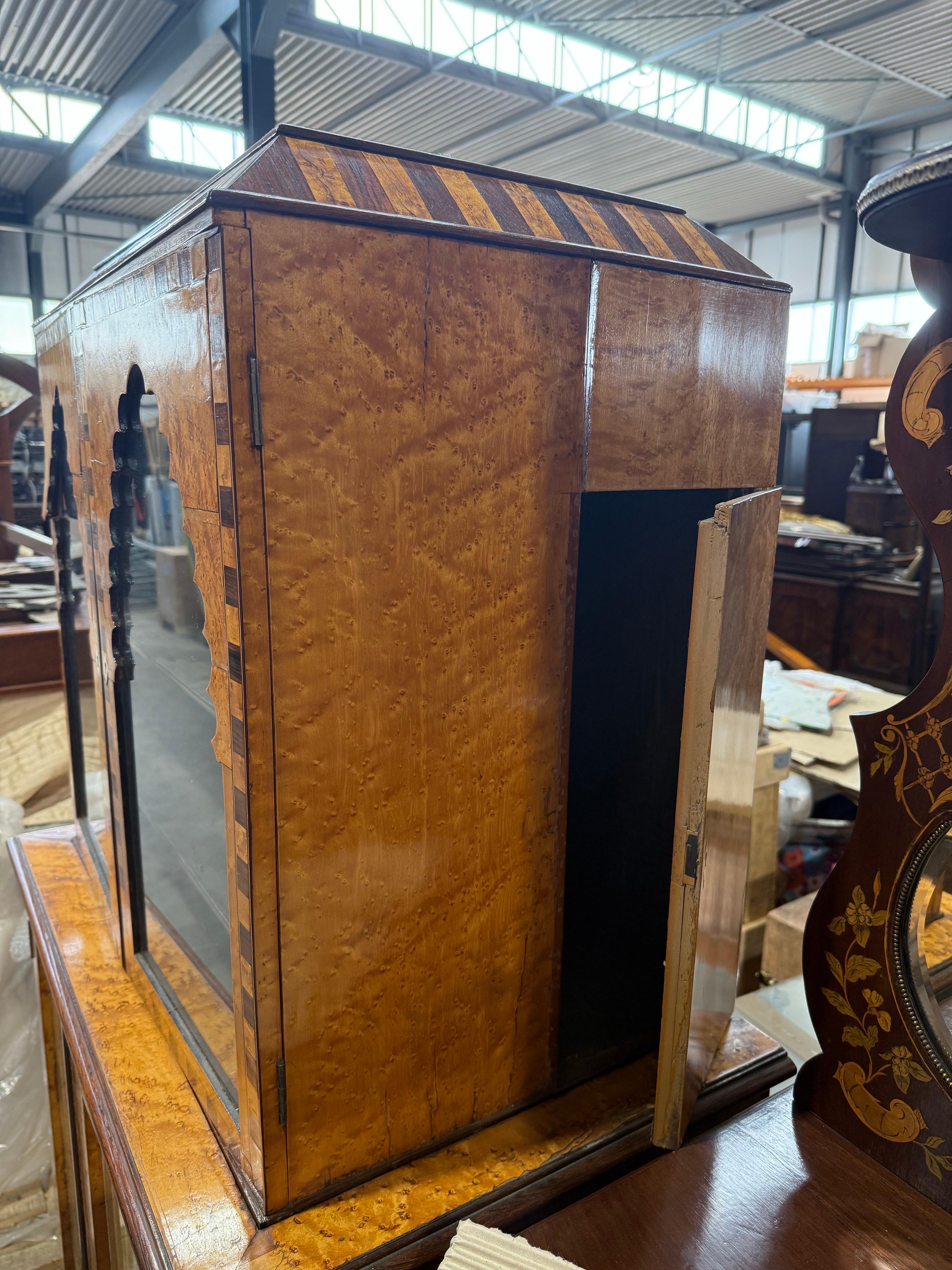 Squisito mobile da esposizione Biedermeier scandinavo del 19° secolo in betulla burlata in vendita 2