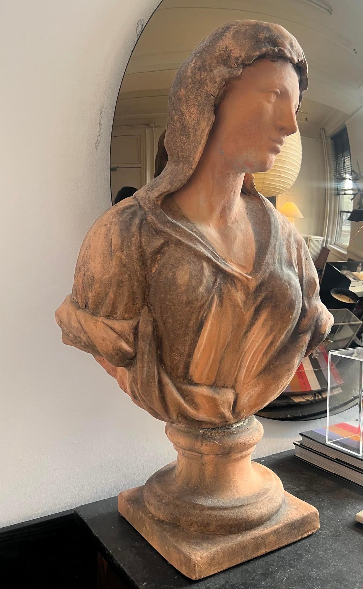 Un'affascinante scultura in terracotta del XIX secolo che raffigura una serena figura femminile in stile rinascimentale. Quest'opera finemente modellata esemplifica l'eleganza classica, con un'attenzione meticolosa ai dettagli negli abiti