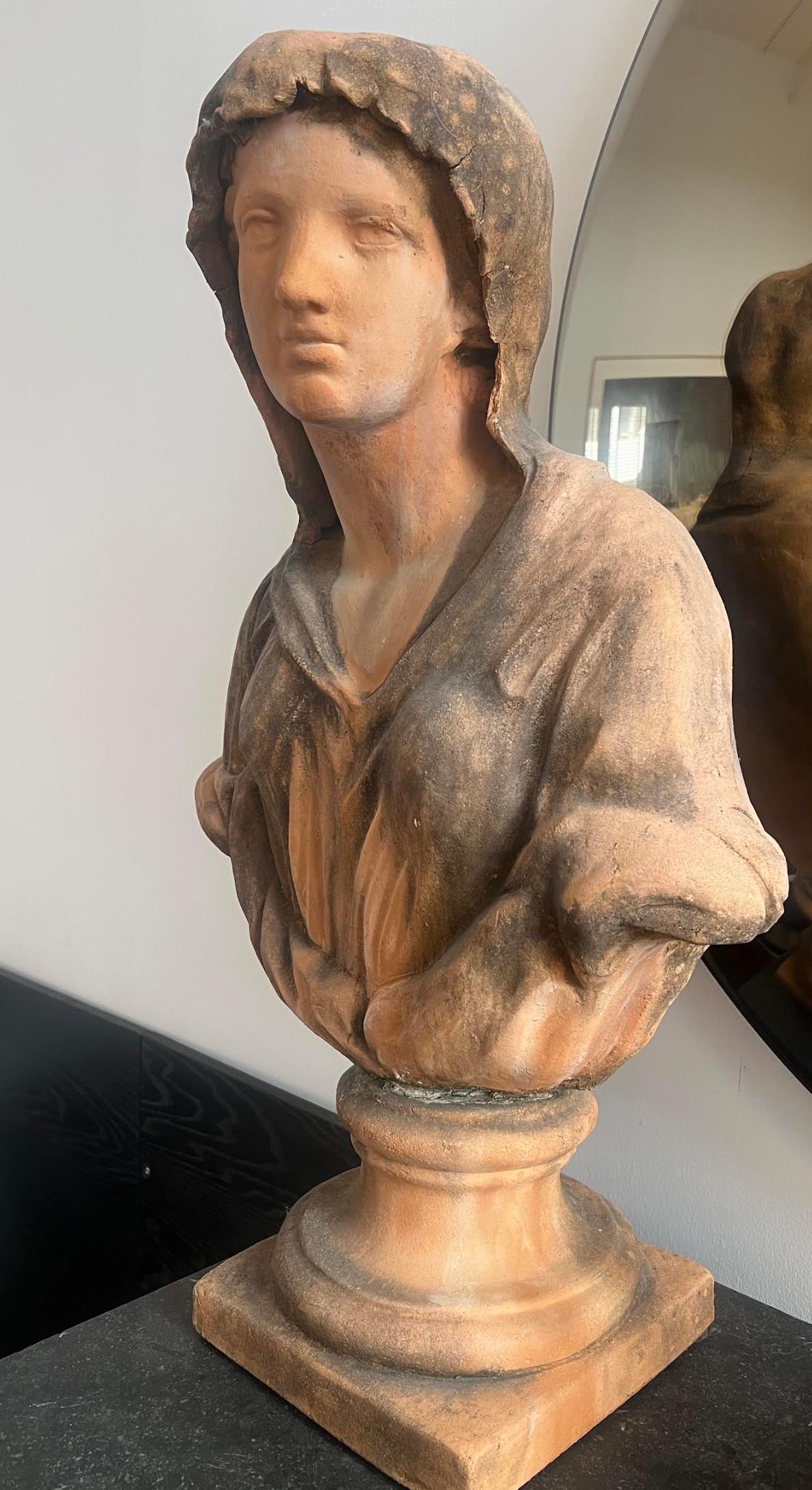 Squisita scultura in terracotta del XIX secolo raffigurante una donna in stile rinascimentale In condizioni buone in vendita a New York, NY