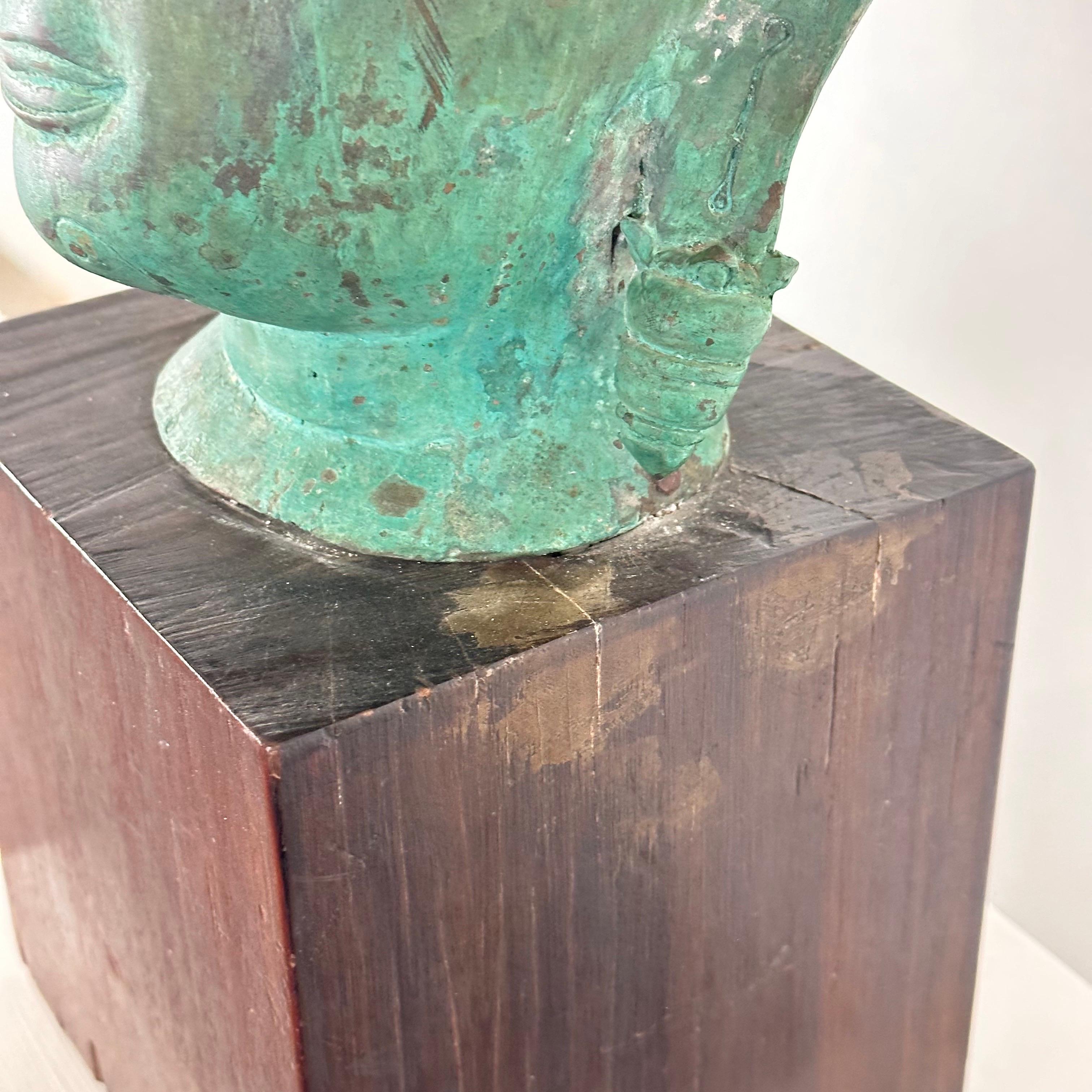 Exquisiter thailändischer Bronze-Buddha-Kopf aus dem 19. Jahrhundert auf Holzsockel im Angebot 6