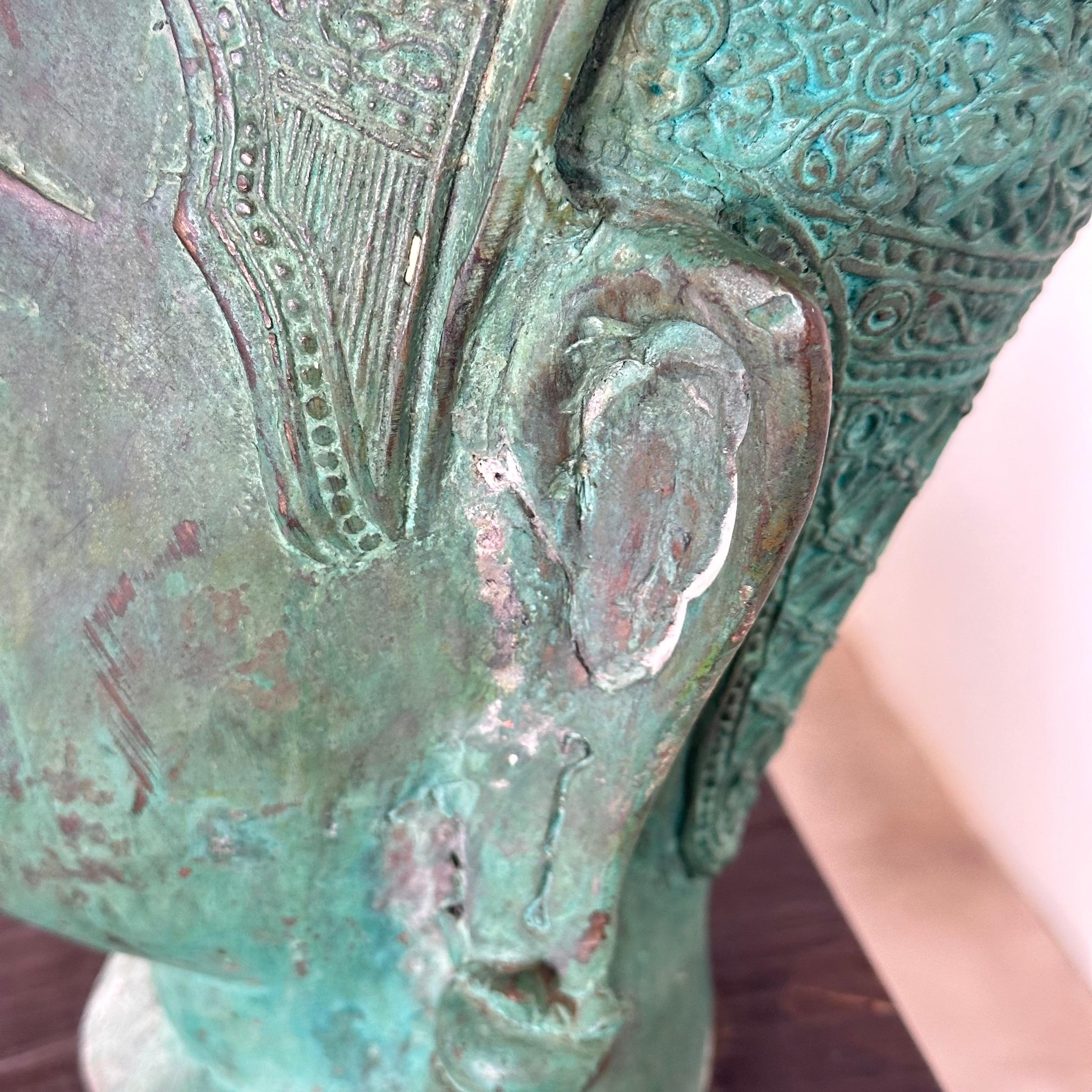 Magnifique tête de Bouddha thaïlandaise du 19ème siècle en bronze sur socle en bois en vente 6