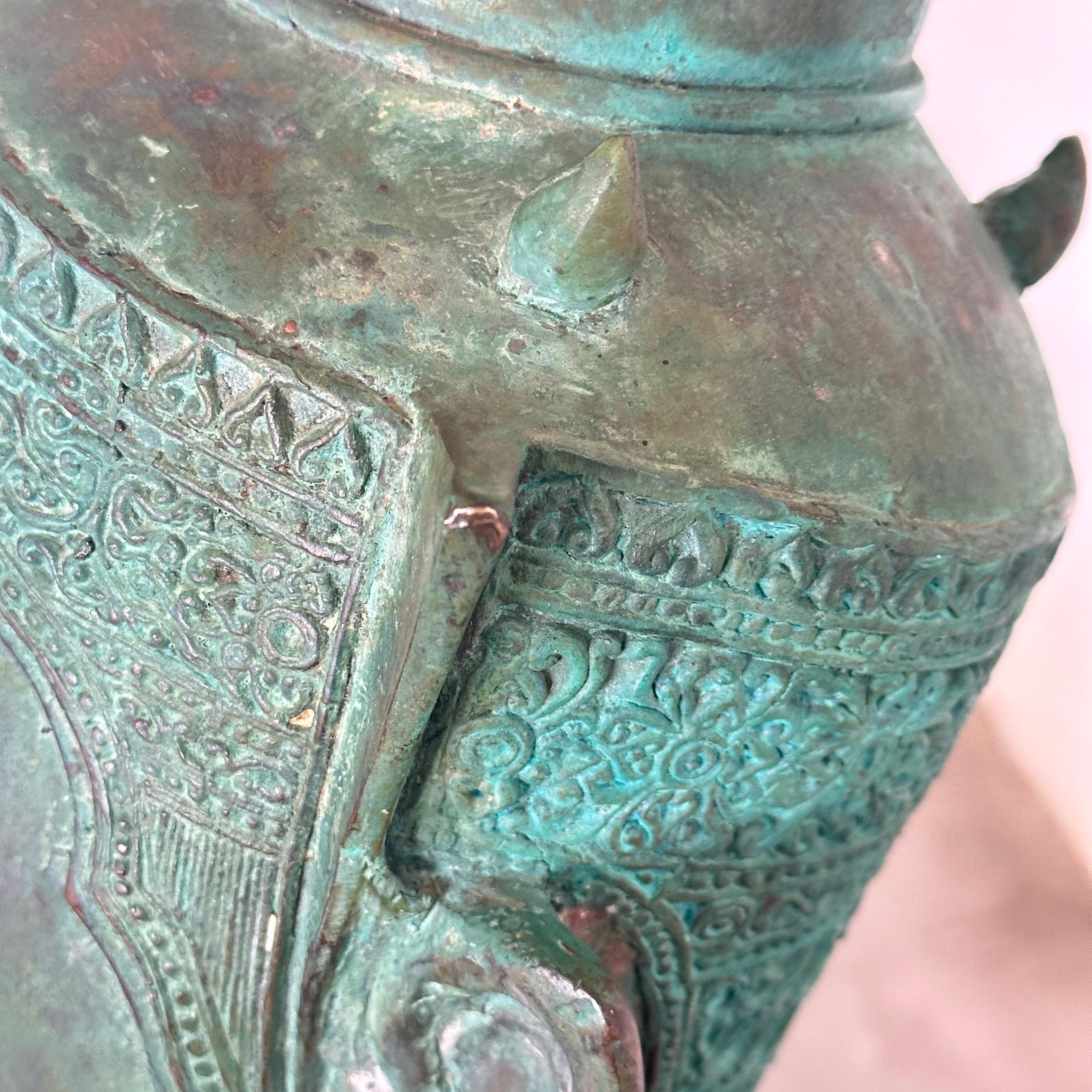 Exquisiter thailändischer Bronze-Buddha-Kopf aus dem 19. Jahrhundert auf Holzsockel im Angebot 8