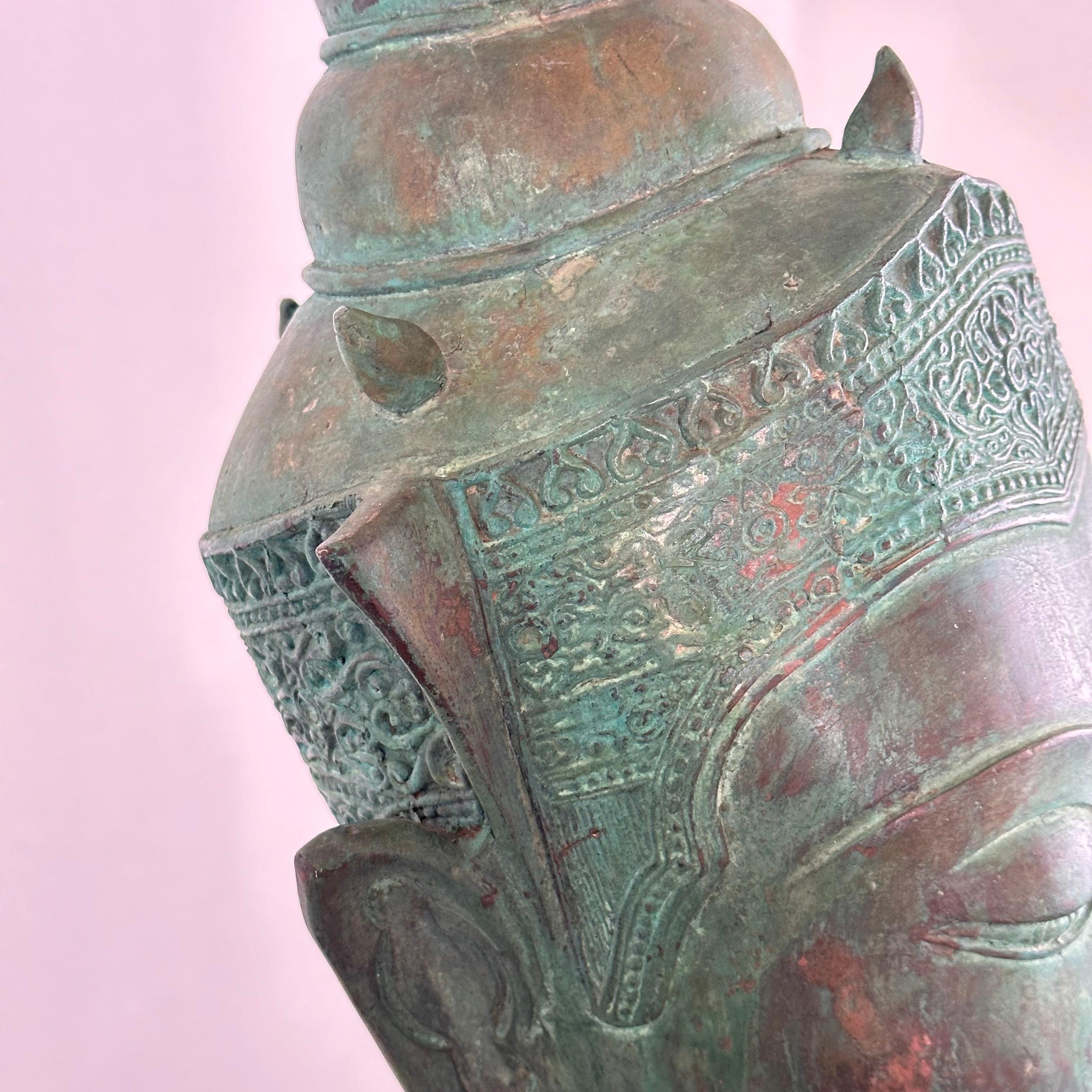 Magnifique tête de Bouddha thaïlandaise du 19ème siècle en bronze sur socle en bois en vente 8