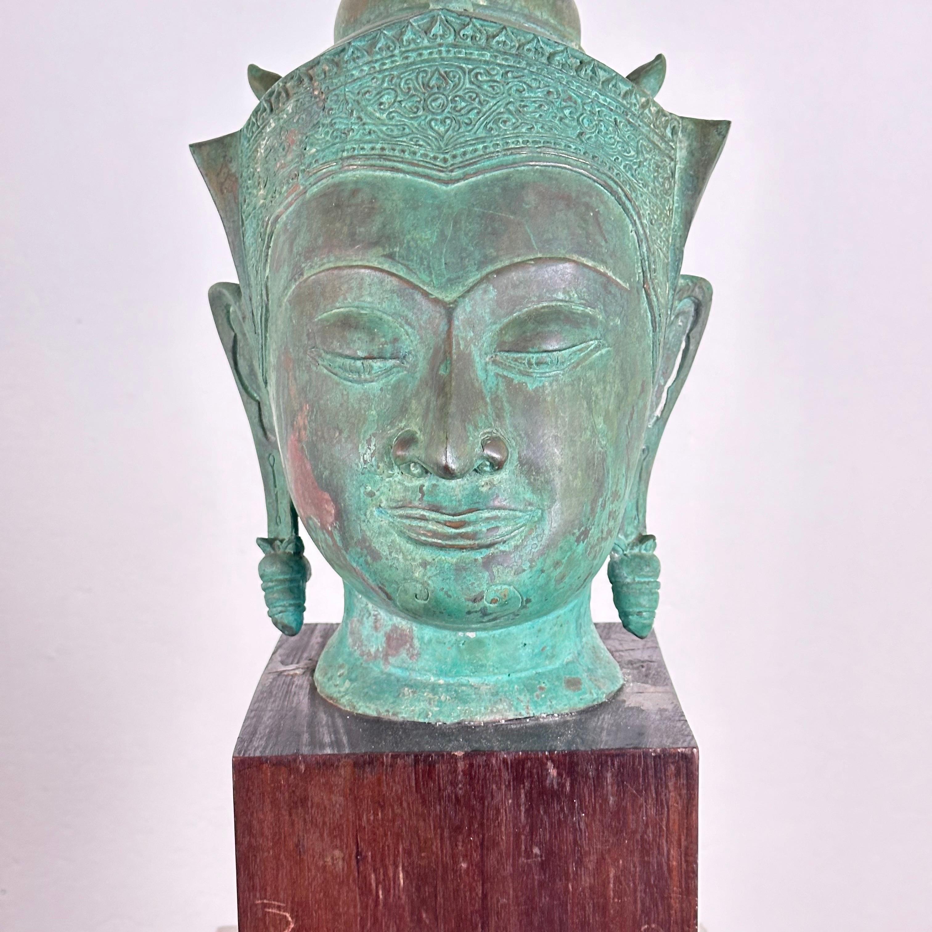 Exquisiter thailändischer Bronze-Buddha-Kopf aus dem 19. Jahrhundert auf Holzsockel (Thailändisch) im Angebot
