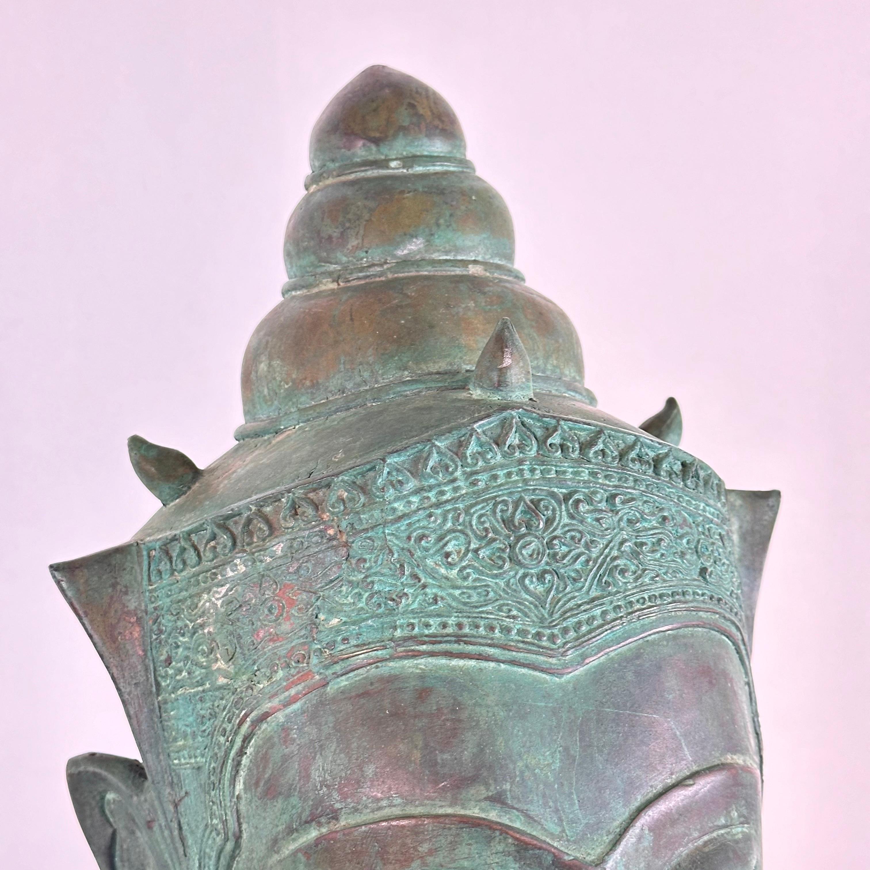Exquisiter thailändischer Bronze-Buddha-Kopf aus dem 19. Jahrhundert auf Holzsockel (Mittleres 19. Jahrhundert) im Angebot