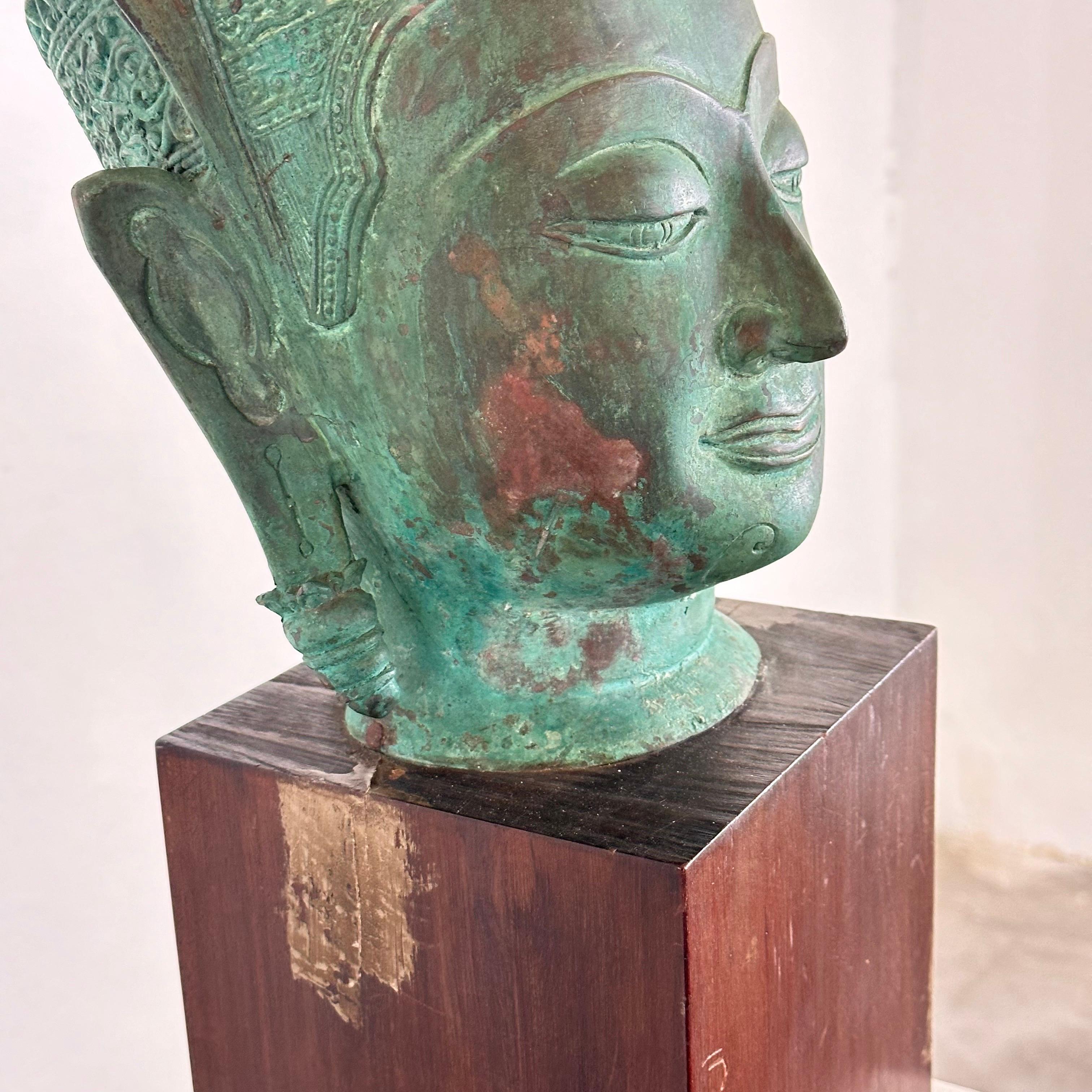 Bronze Magnifique tête de Bouddha thaïlandaise du 19ème siècle en bronze sur socle en bois en vente