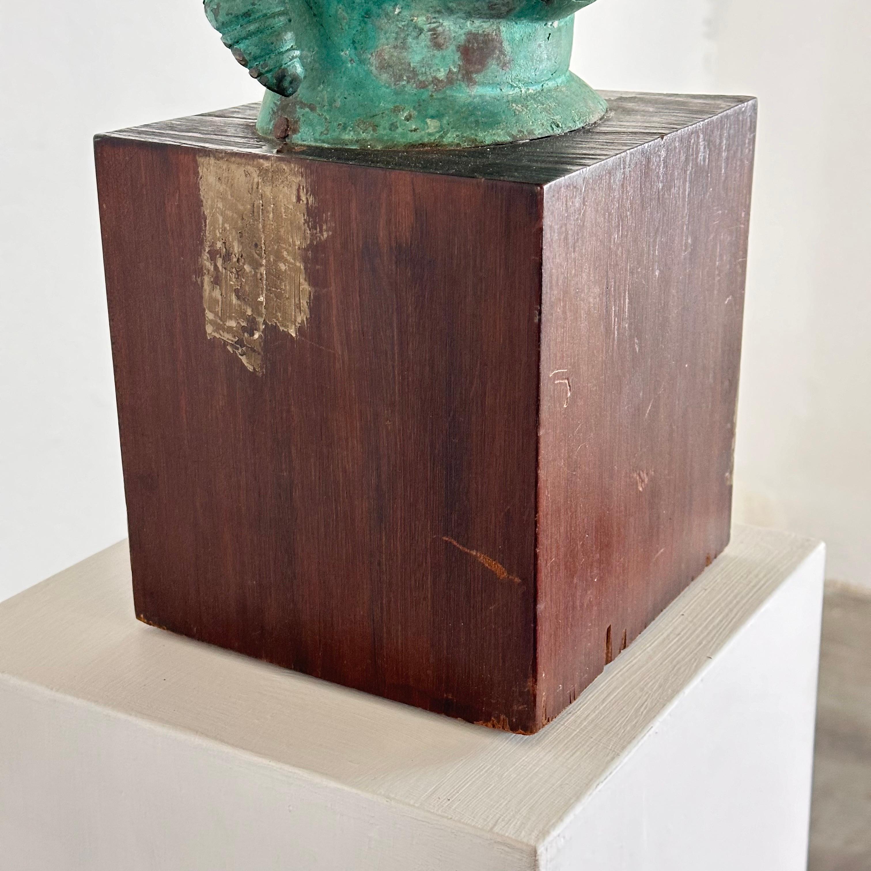 Magnifique tête de Bouddha thaïlandaise du 19ème siècle en bronze sur socle en bois en vente 1