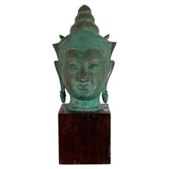 Magnifique tête de Bouddha thaïlandaise du 19ème siècle en bronze sur socle en bois