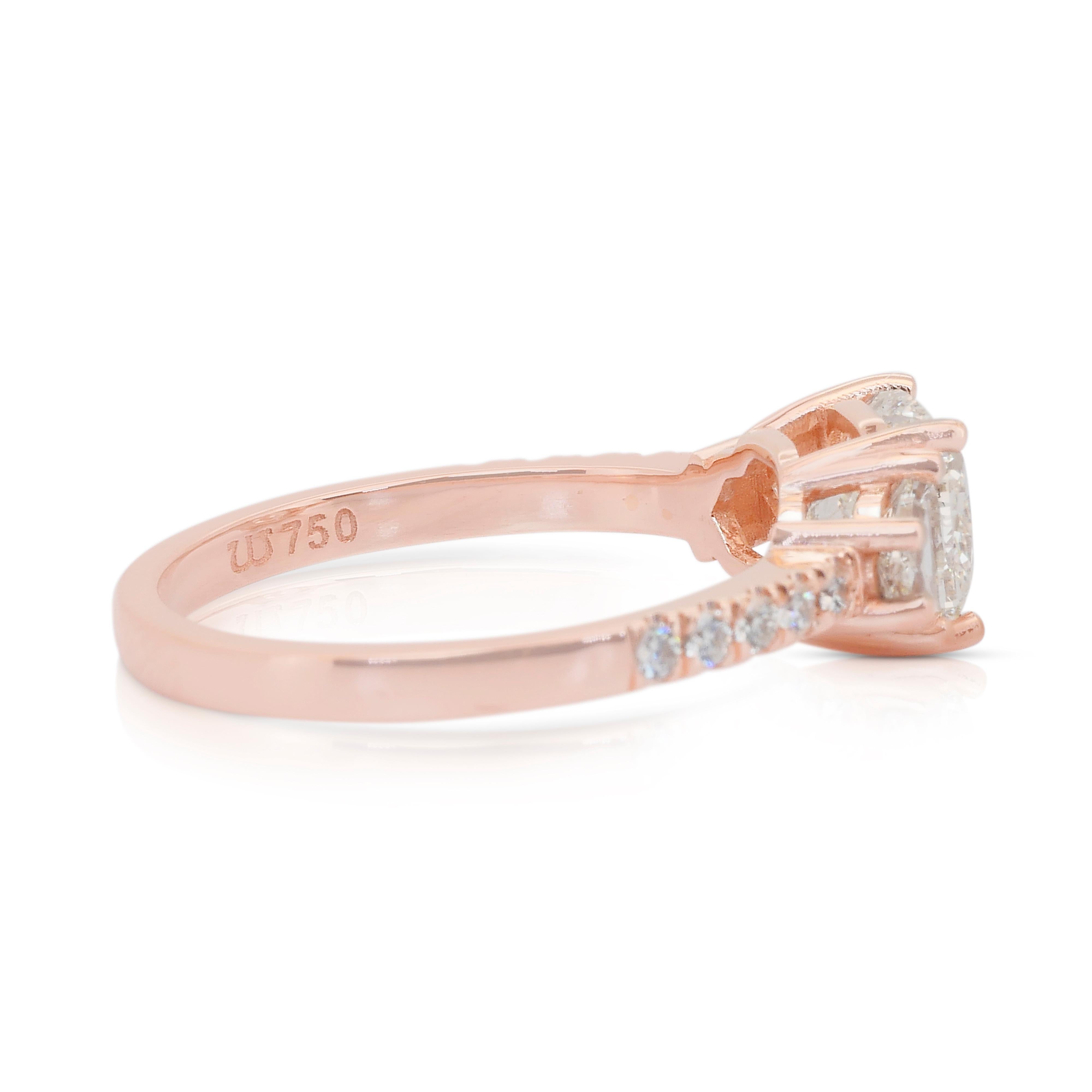 Squisito anello a tre pietre con 2,00ct di diamanti in oro rosa 18k - certificato IGI In condizioni Nuovo in vendita a רמת גן, IL