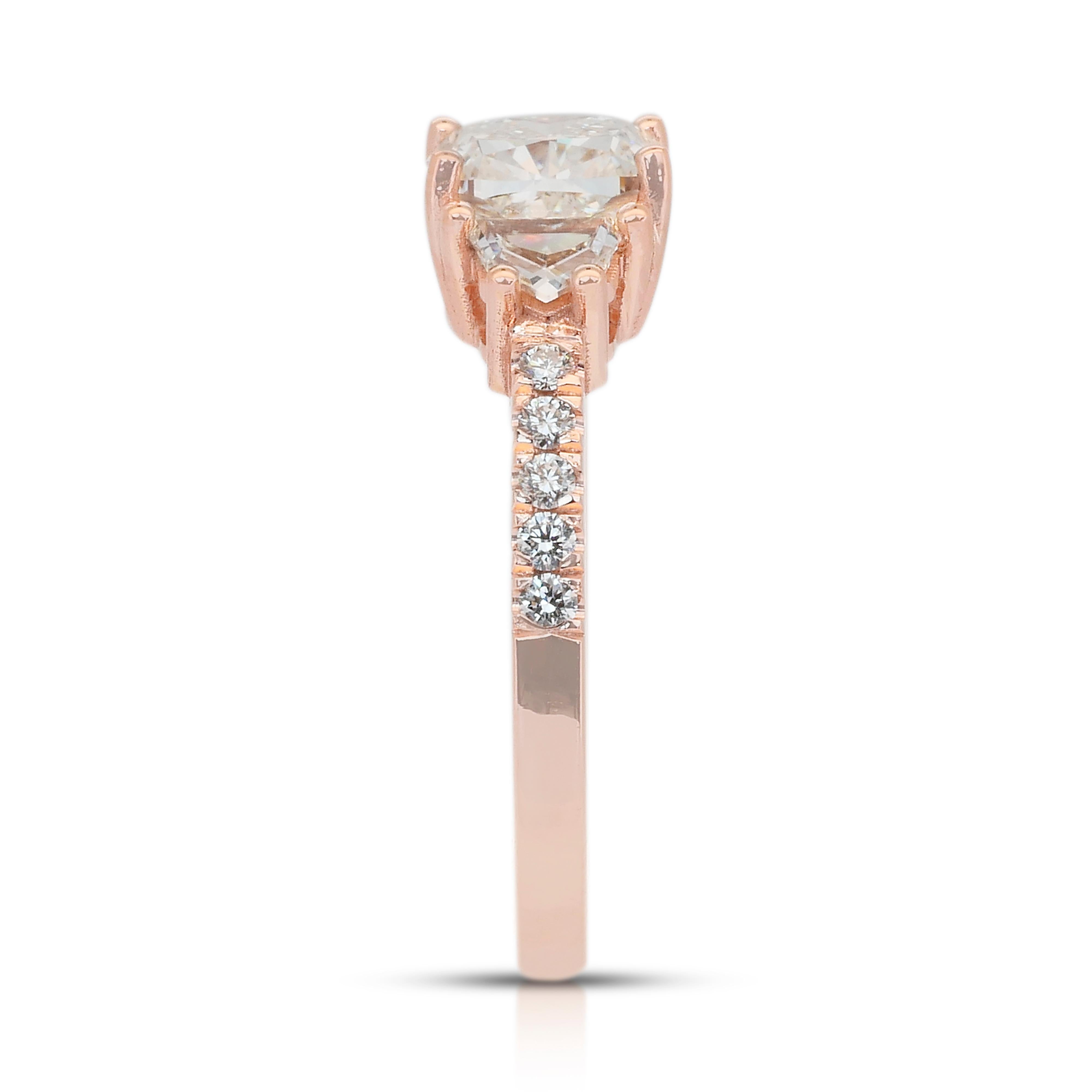 Squisito anello a tre pietre con 2,00ct di diamanti in oro rosa 18k - certificato IGI in vendita 2