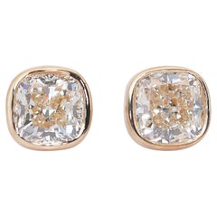 Exquisite 2.03ct Diamonds Stud Earrings in 18k Yellow Gold - IGI Certified