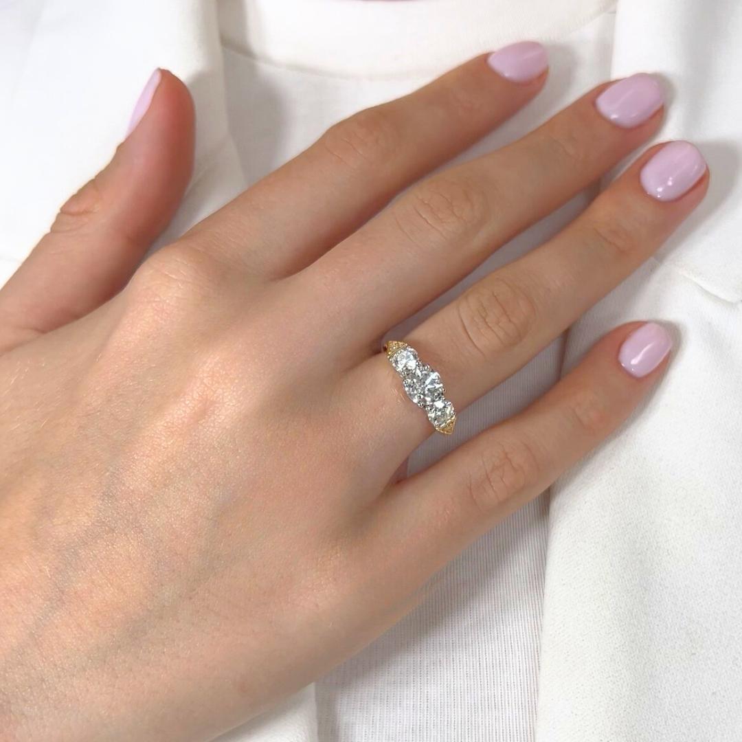 Exquise bague à 3 pierres en or jaune et blanc 18k, 2.04ct Diamants - Certifié IGI

Mélange harmonieux de chaleur et d'éclat, cette bague en or jaune et blanc 18 carats est conçue pour captiver. En son centre se trouve un diamant rond de 1,01ct pour