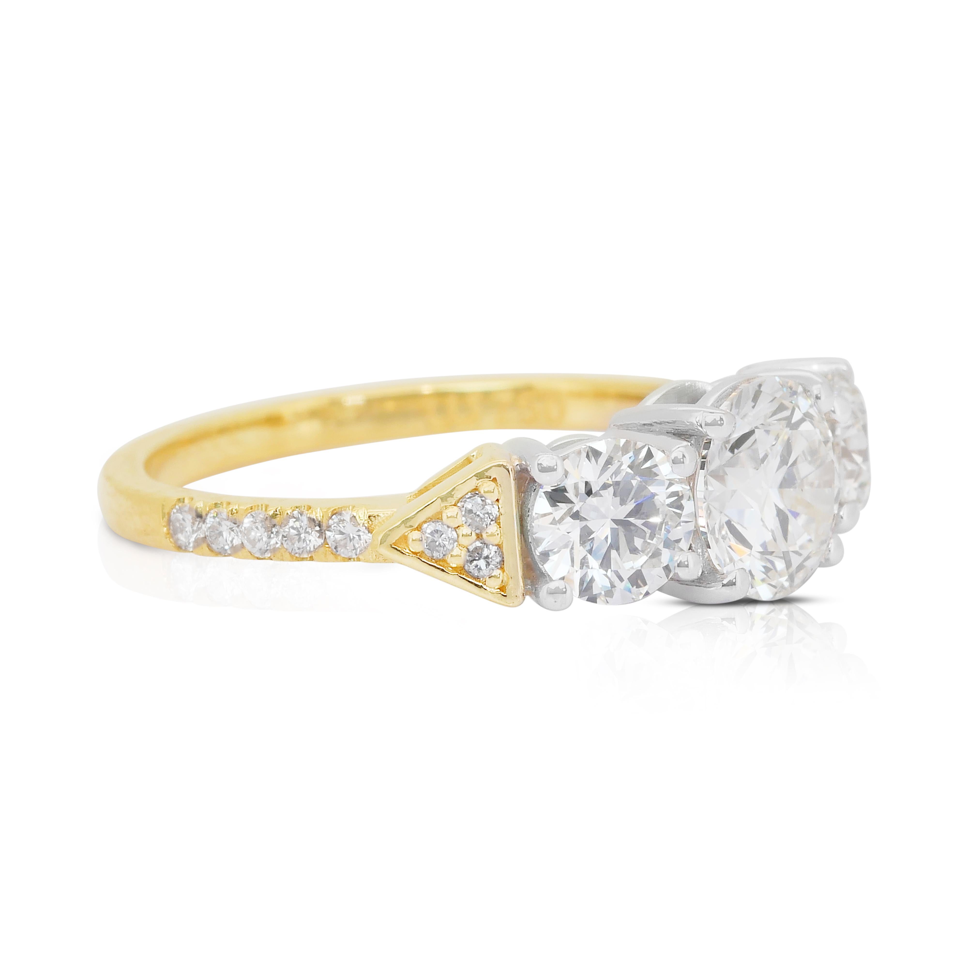 Taille ronde Exquise bague à 3 pierres en or jaune et blanc 18 carats avec diamants de 2,04 carats en vente