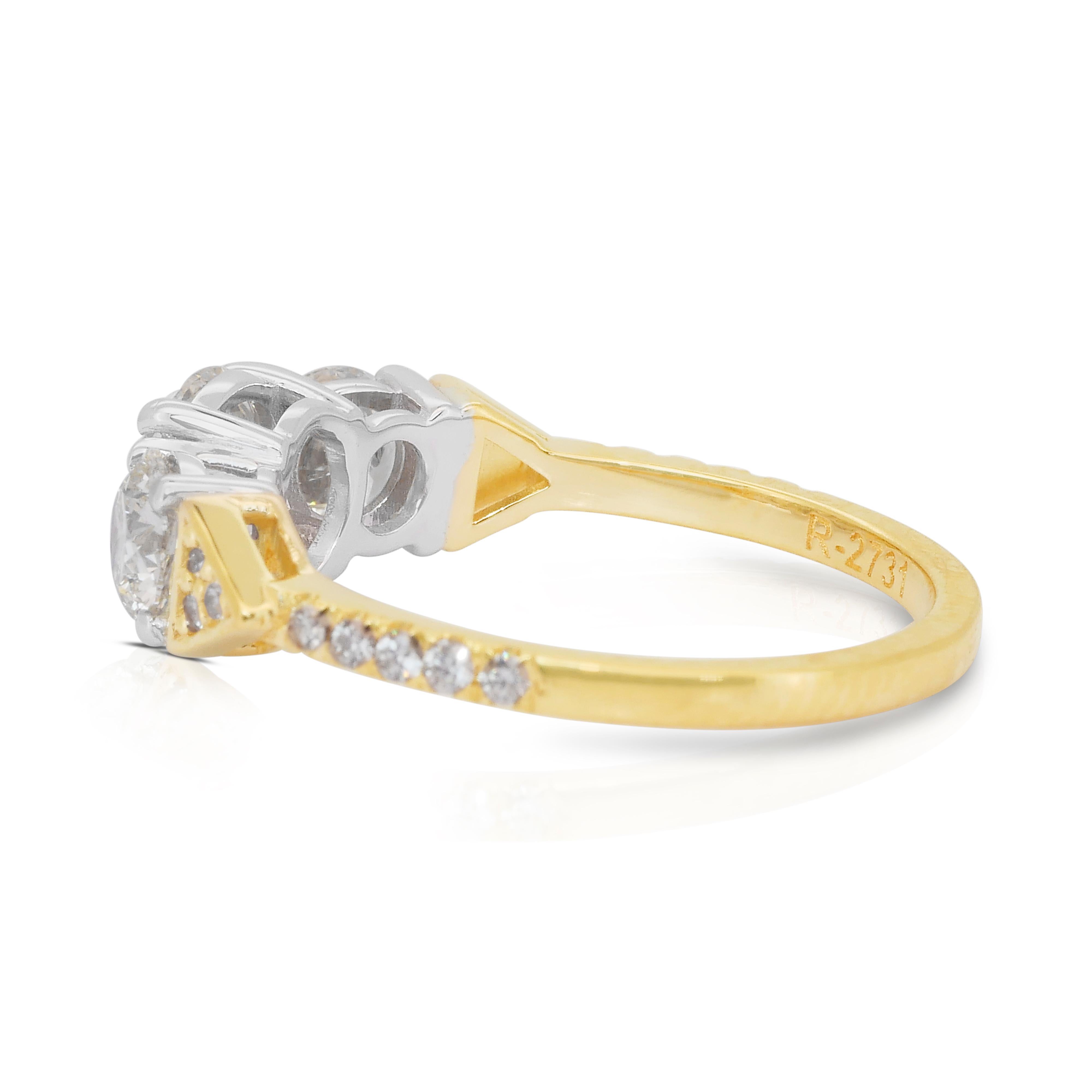 Exquise bague à 3 pierres en or jaune et blanc 18 carats avec diamants de 2,04 carats Pour femmes en vente