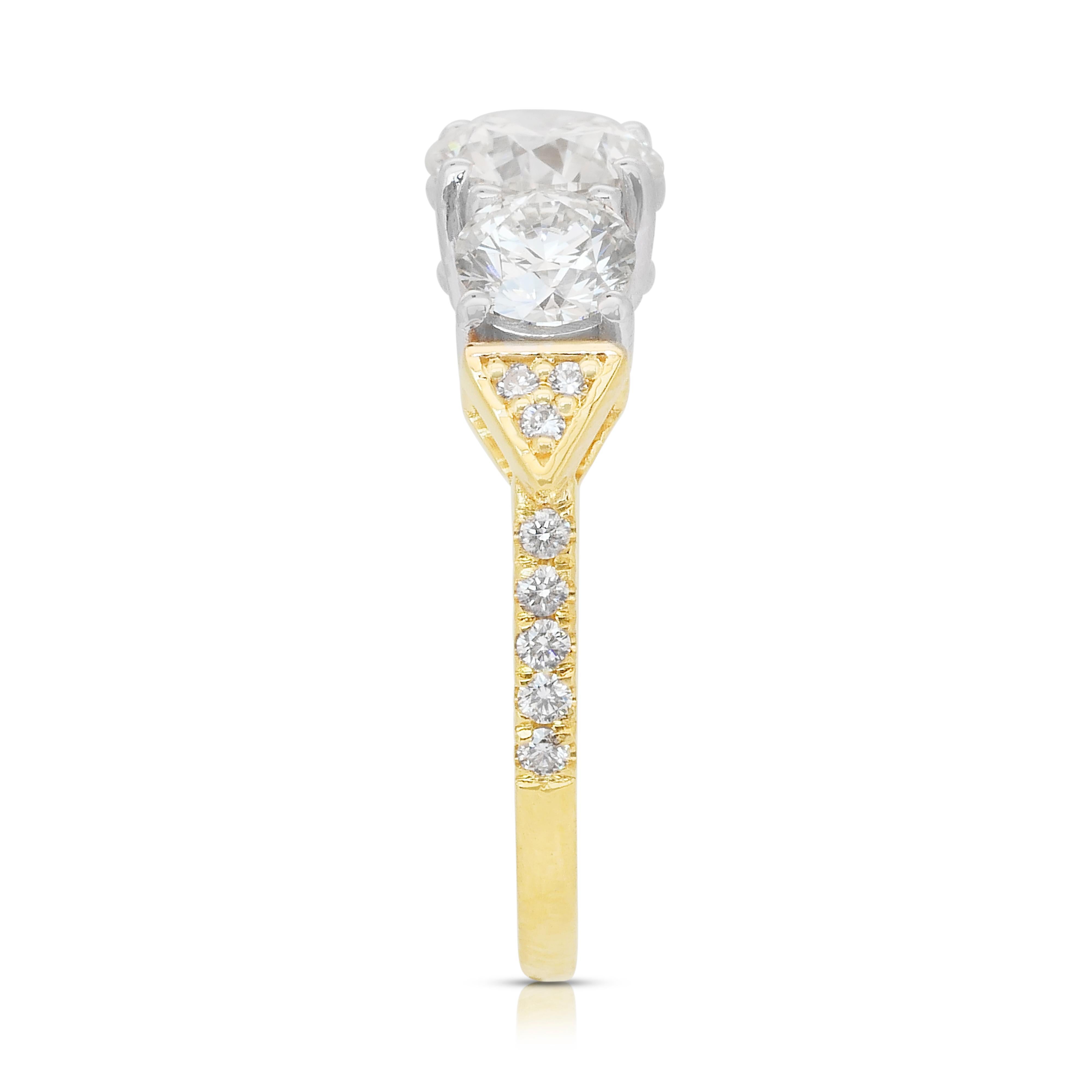 Exquise bague à 3 pierres en or jaune et blanc 18 carats avec diamants de 2,04 carats en vente 2