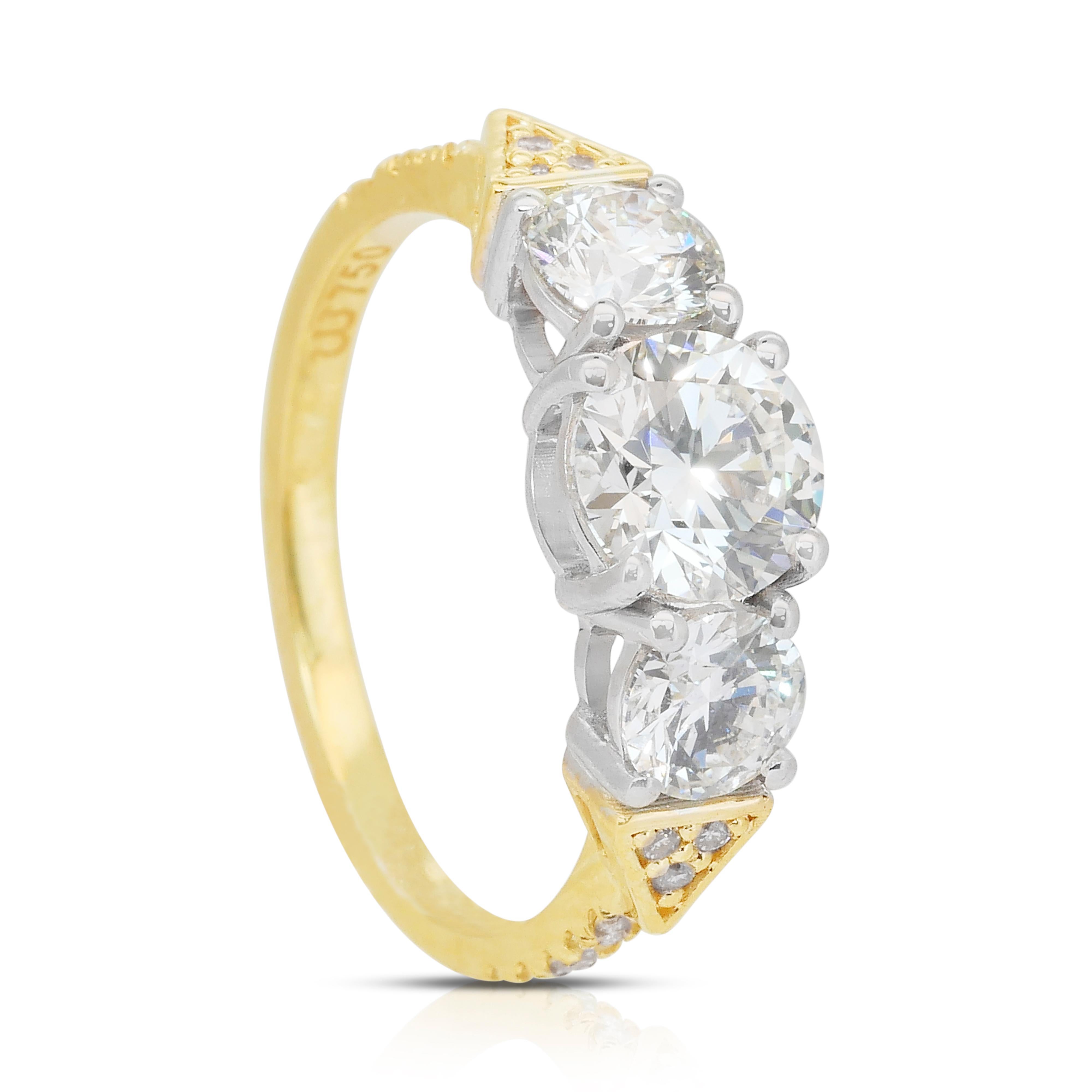 Exquise bague à 3 pierres en or jaune et blanc 18 carats avec diamants de 2,04 carats en vente 3