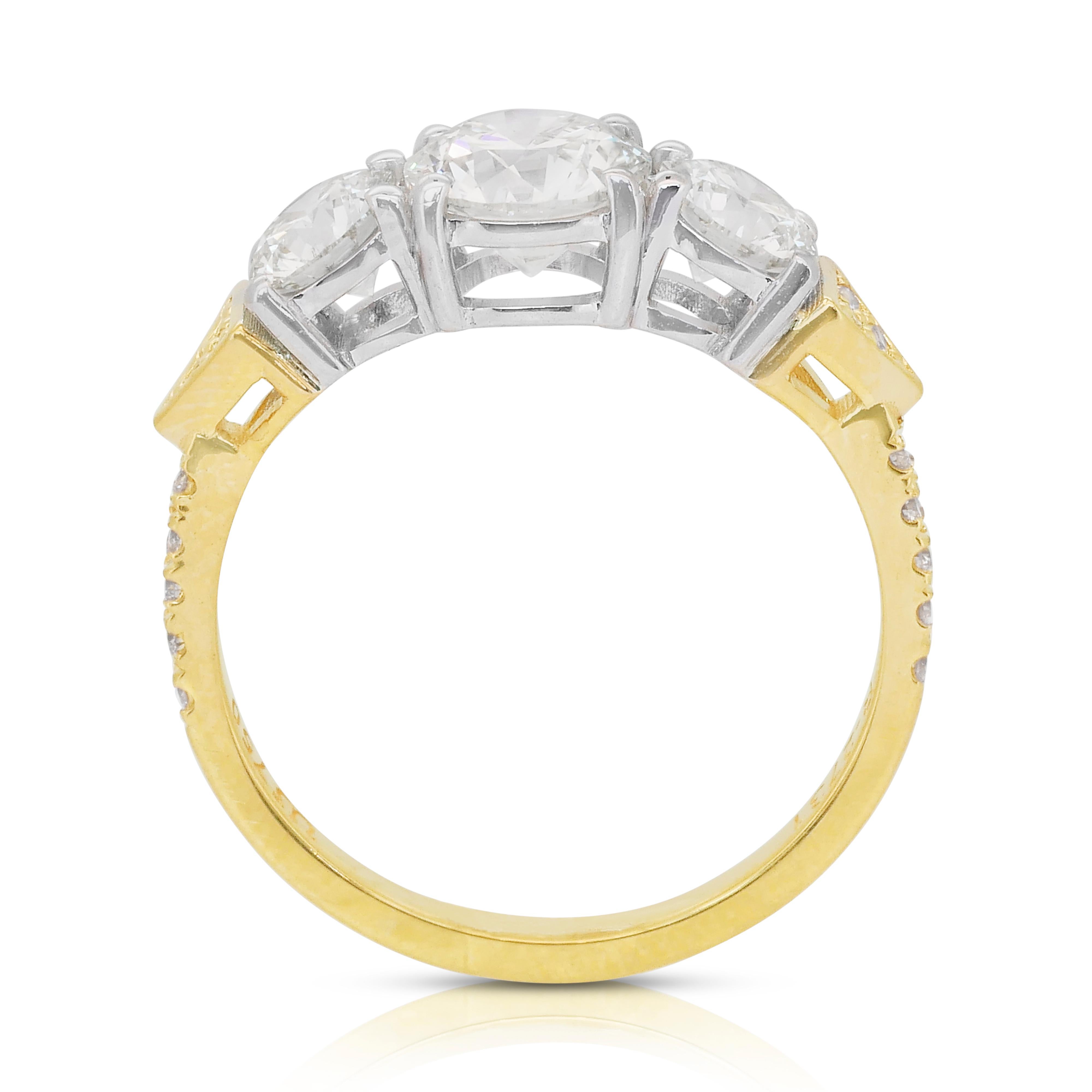 Exquise bague à 3 pierres en or jaune et blanc 18 carats avec diamants de 2,04 carats en vente 4