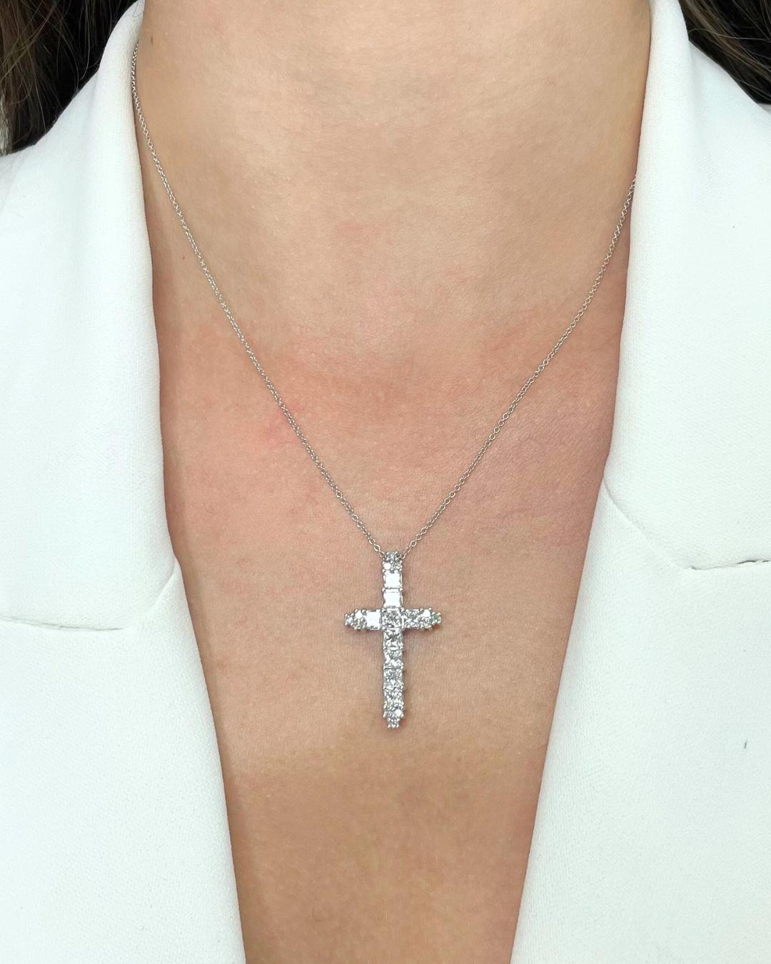 Collier exquis de 2.04ct diamants avec pendentif croix en or blanc 18k - certifié IGI

Ce collier de diamants en or blanc 18 carats capture l'allure de la brillance géométrique. Mettant en valeur 9 diamants de taille princesse totalisant 1,83 carat,