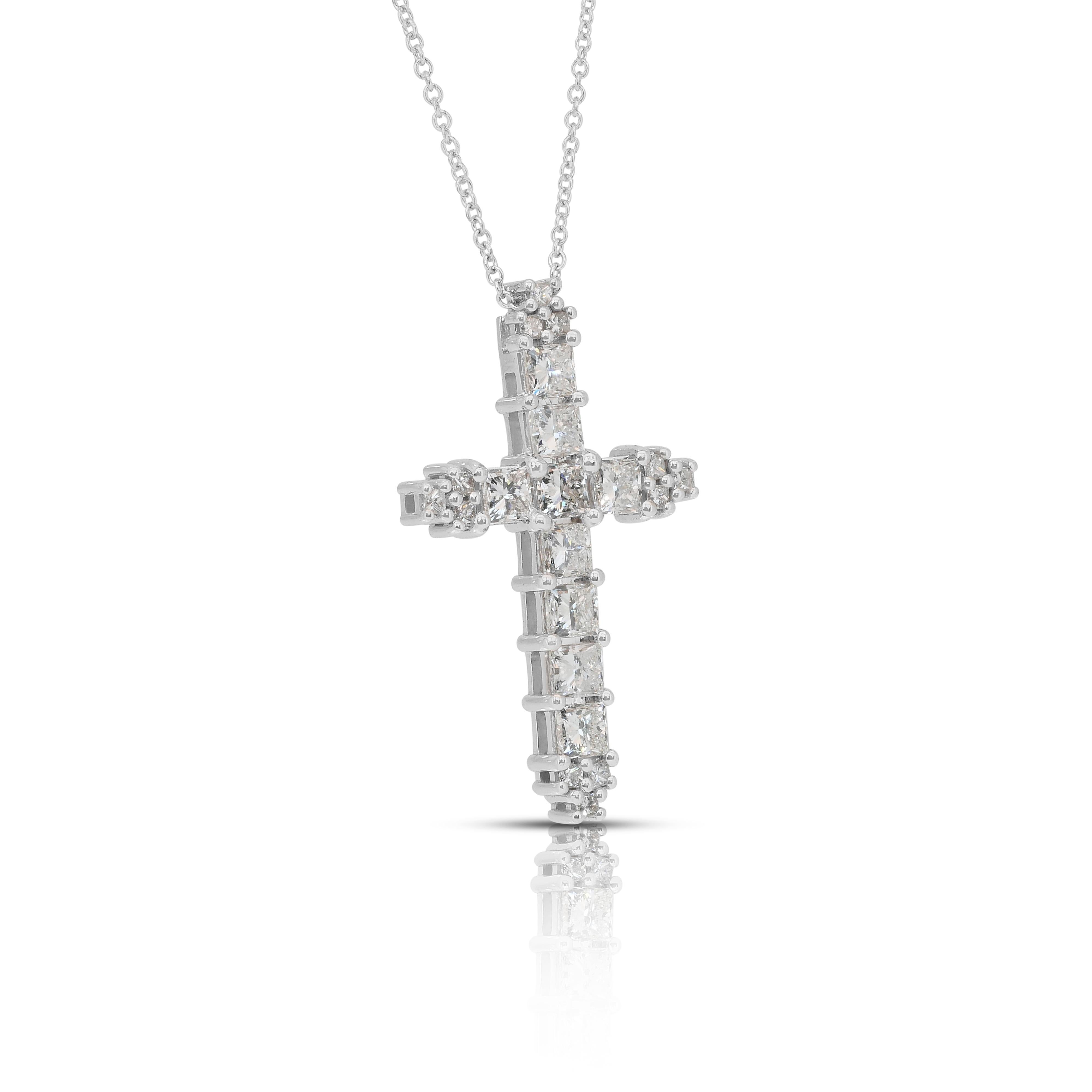 Taille princesse Collier exquis de 2.04ct diamants avec pendentif croix en or blanc 18k en vente