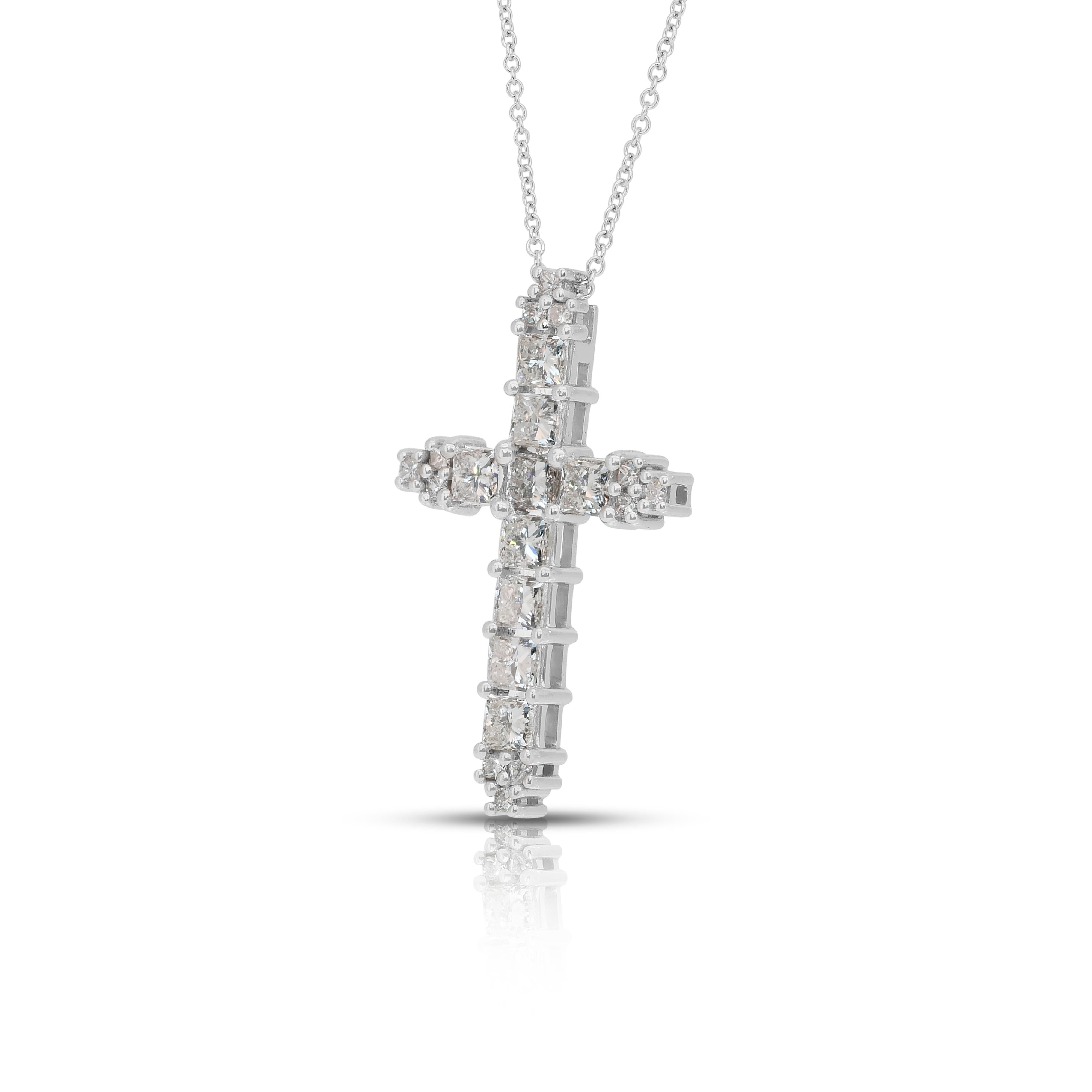 Collier exquis de 2.04ct diamants avec pendentif croix en or blanc 18k Neuf - En vente à רמת גן, IL