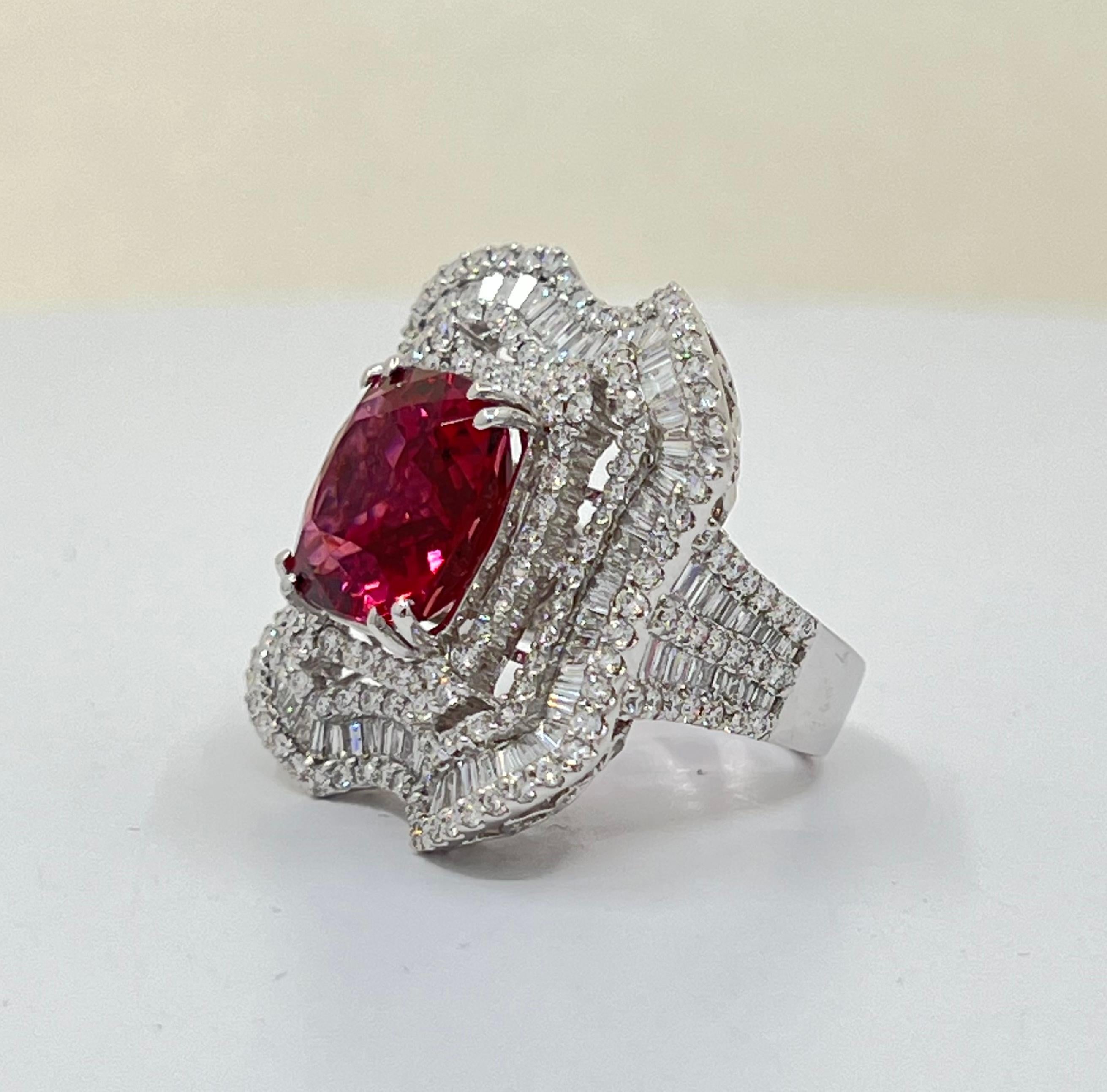Exquisite 20.56 Carat Vivid Pink Rubellite and Diamond Ballerina Style 18K Ring In Excellent Condition In Tustin, CA