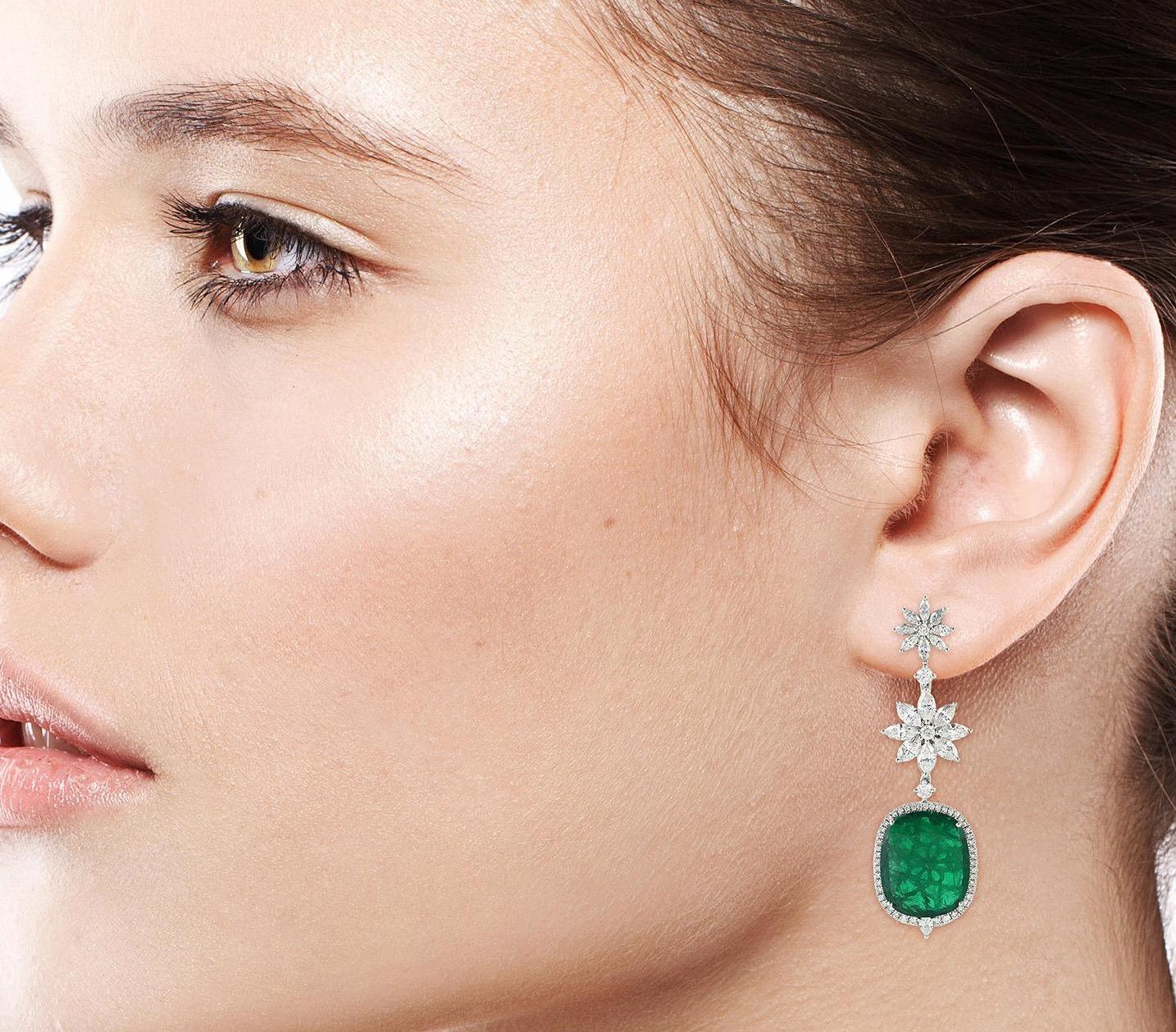 Contemporary 20.74 Carat Emerald Diamond 14 Karat Gold Earrings For Sale