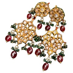 Pendientes de oro mogol de 20 quilates con diamantes, esmeraldas y rubíes esmaltados