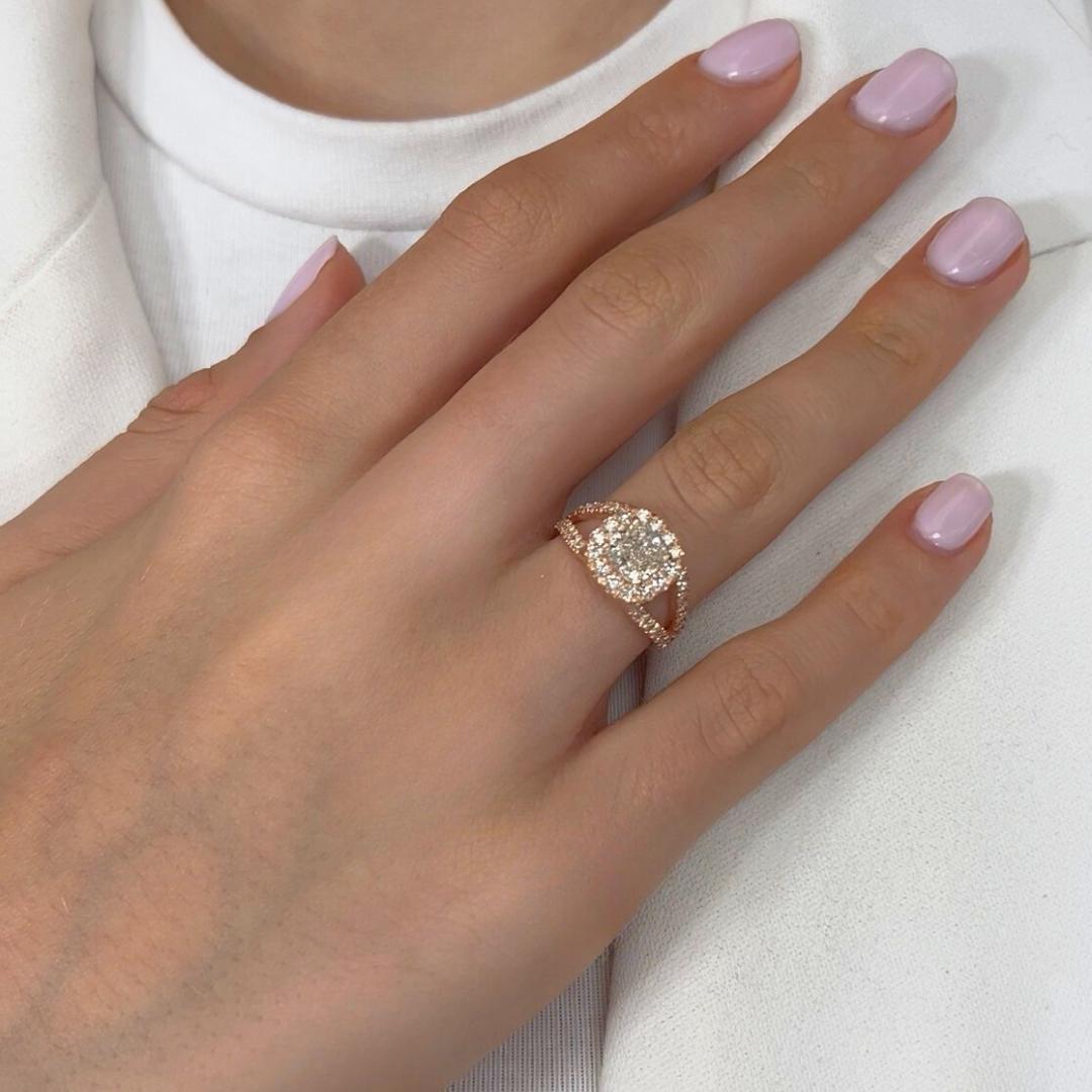 Bague exquise de 2.21ct Diamants Halo en or rose 18k - Certifié IGI

Mélange époustouflant de chaleur et de brillance, cette bague halo en or rose 18 carats est ornée d'un diamant captivant de 1,50 carat de taille coussin. Autour d'elle, 42 diamants