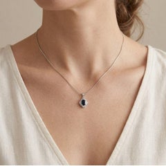 Pendentif halo exquis en or blanc 18 carats avec saphir et diamant de 2,27 carats