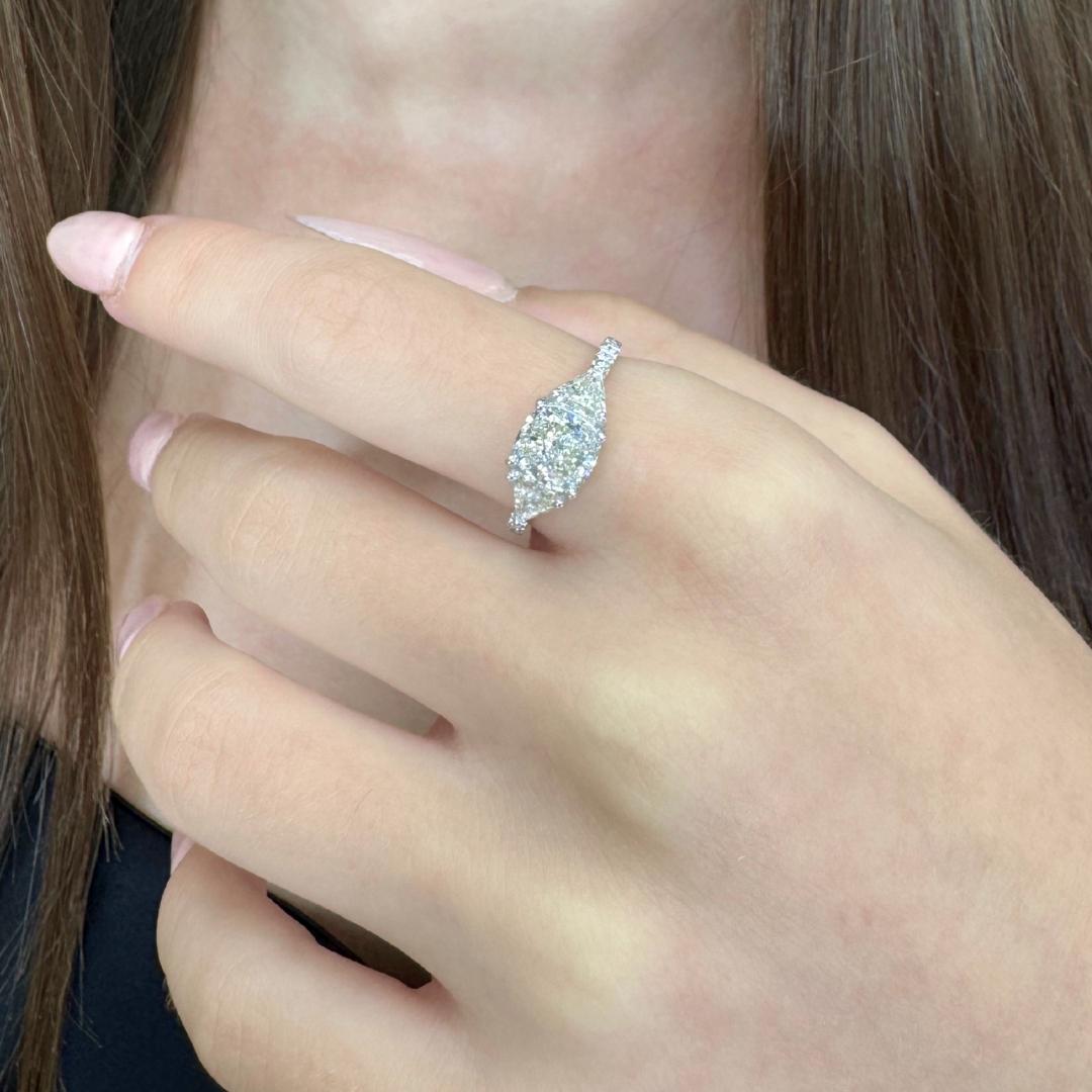 Squisito anello con 3 pietre e 2,31 carati di diamanti in oro bianco 18 carati - certificato IGI

Realizzato in oro bianco 18 carati, questo anello mette in mostra un diamante a taglio cuscino da 1,67 carati, che irradia brillantezza grazie al suo