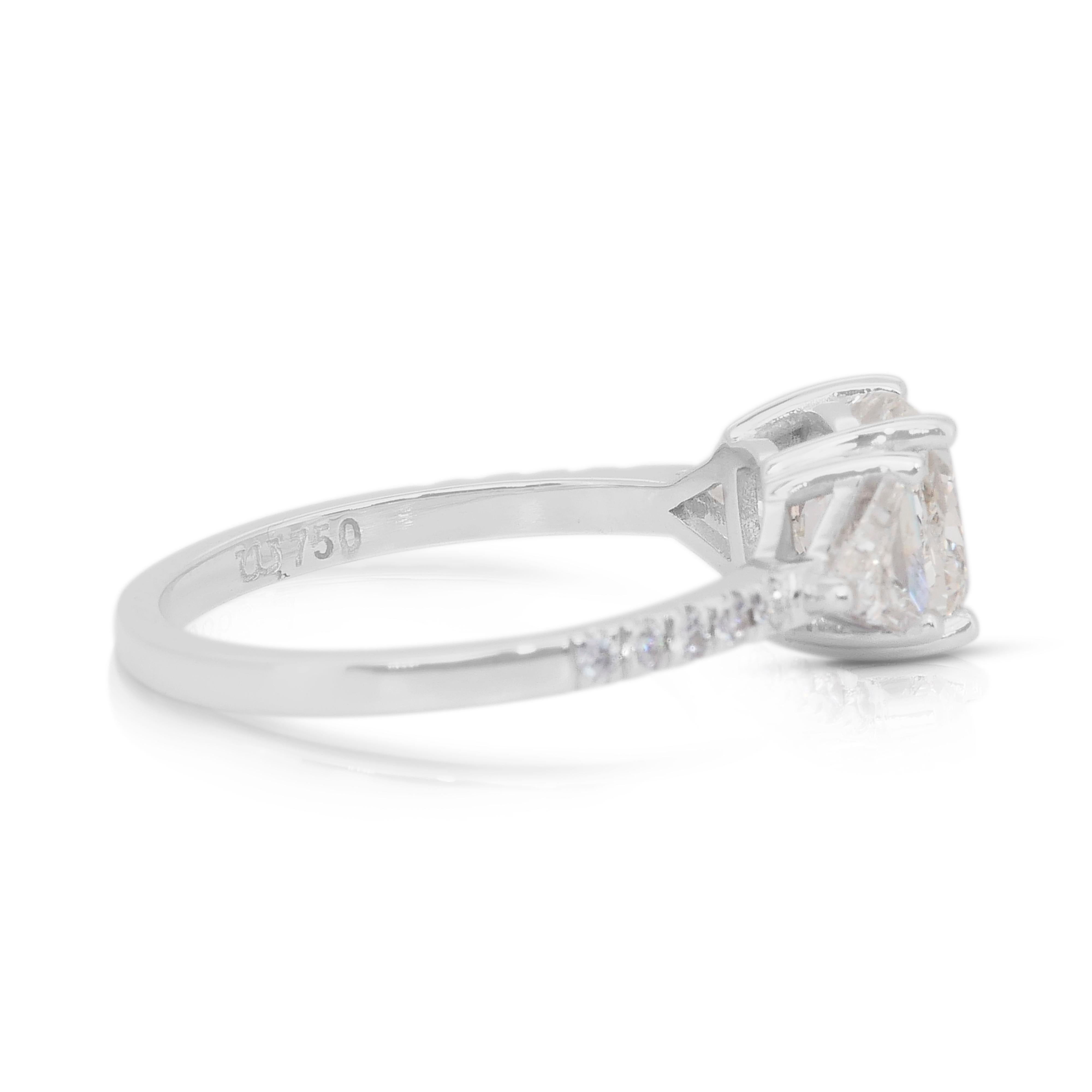 Squisito anello con 3 pietre e 2,31 carati di diamanti in oro bianco 18 carati - certificato IGI In condizioni Nuovo in vendita a רמת גן, IL
